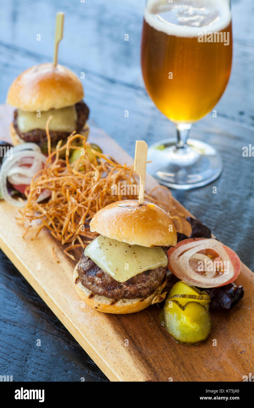 Formaggio cheddar bianco carni bovine cursori, shoestring patate e una birra, il tavolo di raccolta, il Ballard Inn e ristorante, Ballard, Santa Ynez Valley, Californi Foto Stock