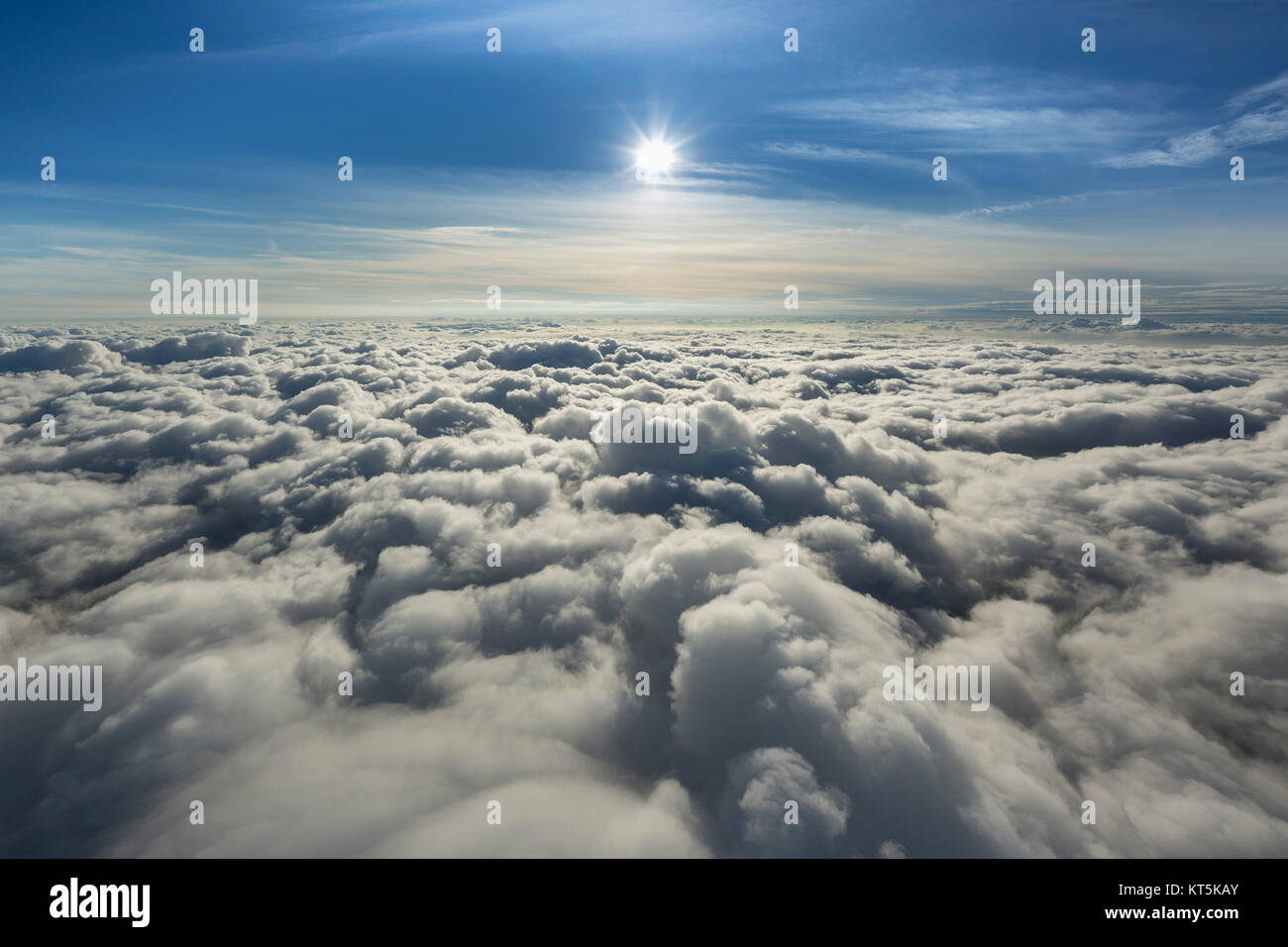 Nuvole e sole, le nuvole volo sopra il nord del NRW, nuvole e cielo blu, difuse sun sul cielo bluen, Neuenkirchen, Renania settentrionale-Vestfalia, Germania Neue Foto Stock