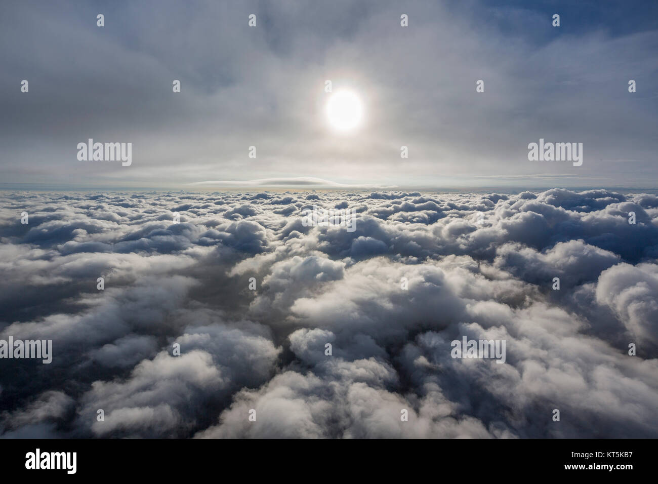 Nuvole e sole, le nuvole volo sopra il nord del NRW, nuvole e cielo blu, difuse sun sul cielo bluen, Neuenkirchen, Renania settentrionale-Vestfalia, Germania Neue Foto Stock