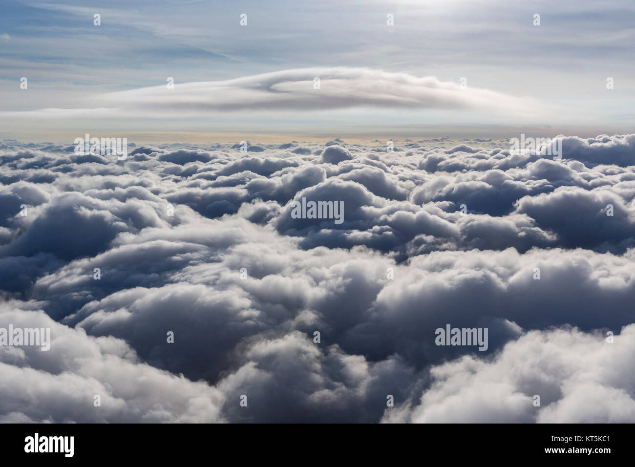 Nube lenticolare al di sopra del più alto livello di cloud, cumulus lenticularis, nuvole e sole, cloud volo sopra il nord del NRW, nuvole e cielo blu, difus Foto Stock