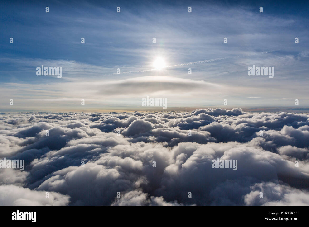 Nube lenticolare al di sopra del più alto livello di cloud, cumulus lenticularis, nuvole e sole, cloud volo sopra il nord del NRW, nuvole e cielo blu, difus Foto Stock