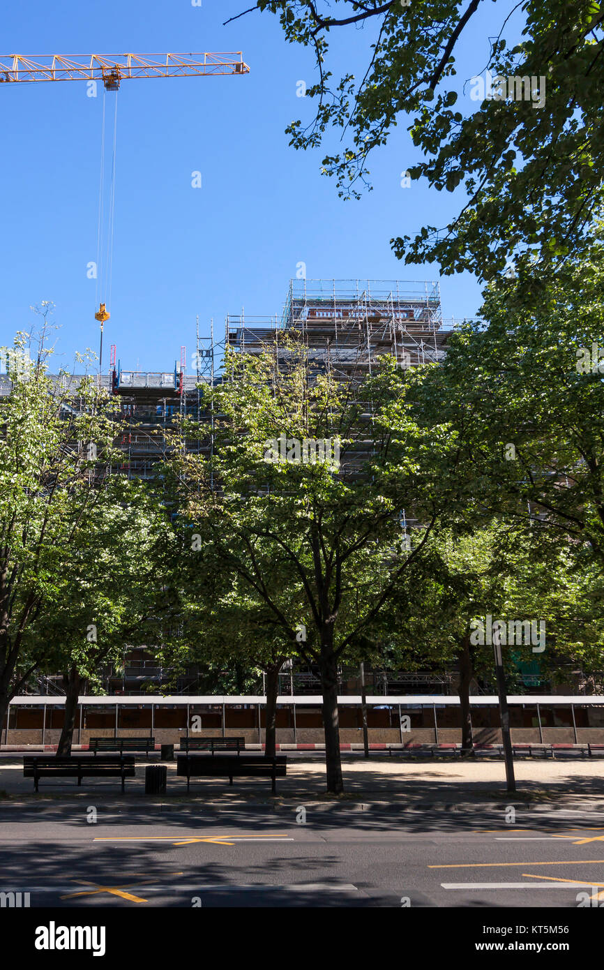 Sito in costruzione dietro gli alberi Foto Stock