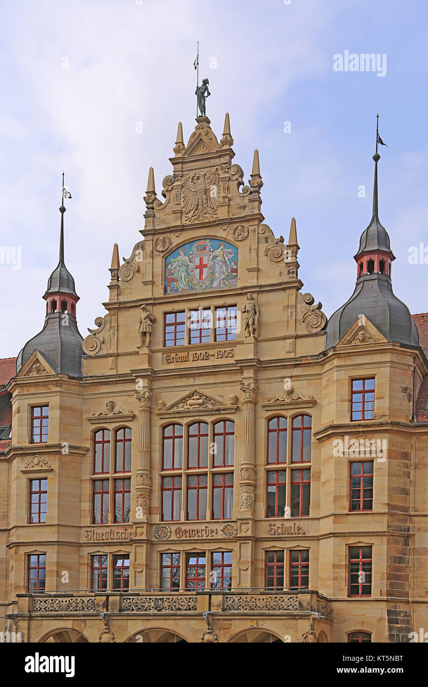La facciata della Civica Scuola di commercio in Freiburg Foto Stock