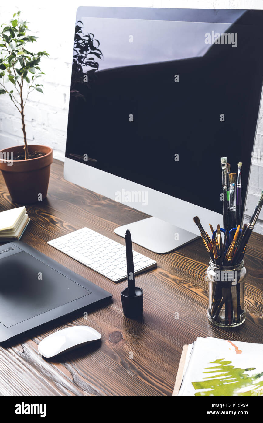 Computer desktop con schermo vuoto, gadget e forniture per ufficio a designer workplace Foto Stock