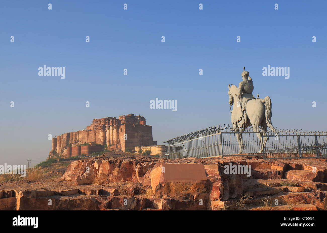 Forte Mehrangarh e statua di Rao Jodha Jodhpur India Foto Stock