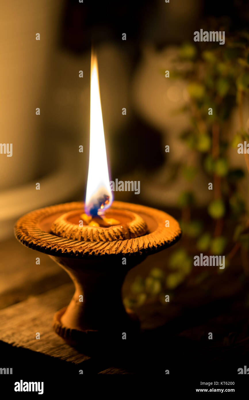 Un unico piccolo lume di candela la notte Foto Stock