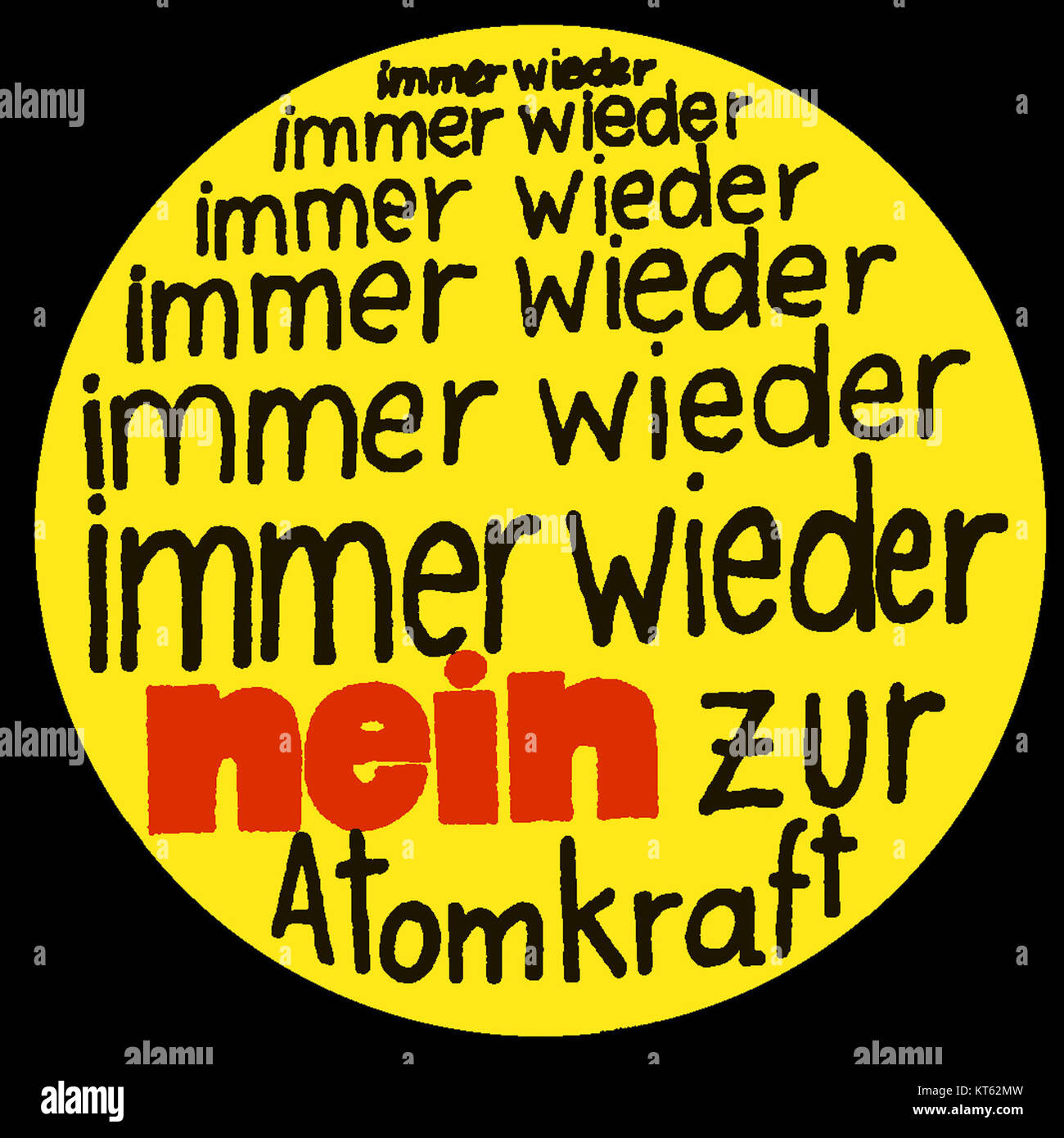 Un'immagine raffigurante un "Anti-AKW-Pickerl" (adesivo anti-nucleare) in nero, un simbolo usato per protestare contro l'energia nucleare in Austria. La frase "immer wieder” si traduce in "ancora e ancora”, che riflette la natura attuale del movimento anti-nucleare. Foto Stock