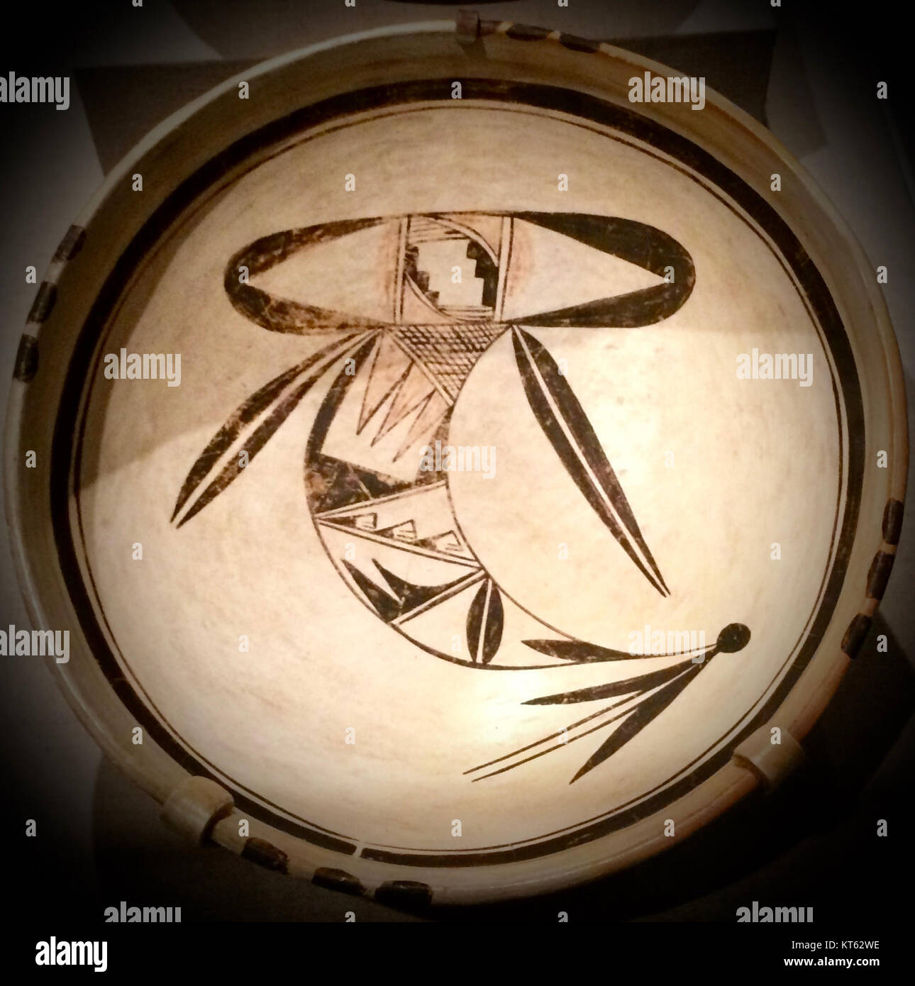 Il risveglio SIkyatki, associato a Nampeyo, si riferisce al restauro di antichi disegni di ceramica Hopi. Nampeyo, un importante artista nativo americano, ha ripreso le tradizionali tecniche di ceramica del popolo Hopi, attingendo dall'antico stile Sikyatki. Foto Stock