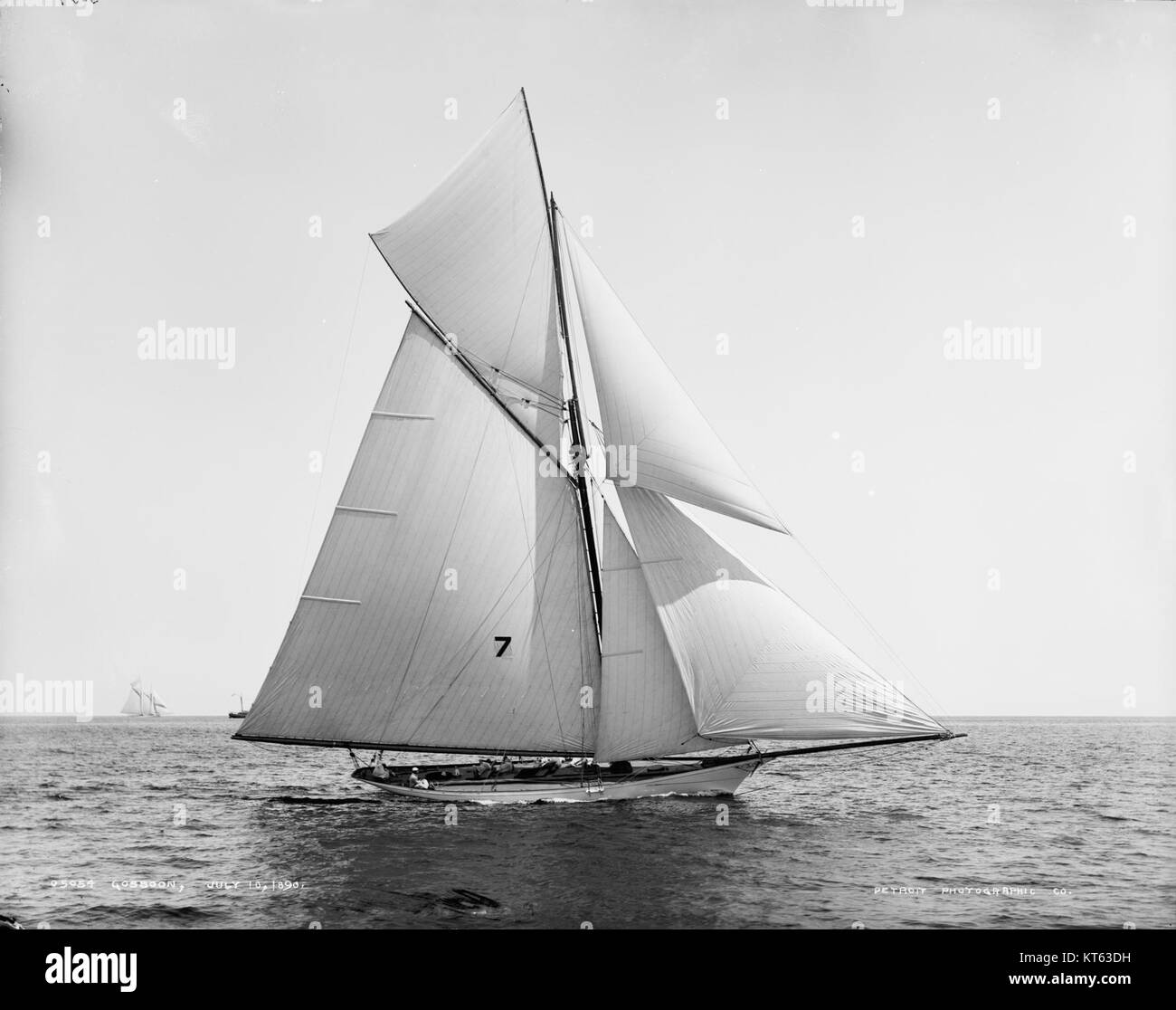 Lo Sloop Gossoon-2 è una storica imbarcazione a vela, nota per il suo design e l'uso in operazioni marittime. La nave presenta un classico allestimento sloop ed è stata utilizzata per vari scopi, tra cui il trasporto e il commercio. La sua importanza storica si riflette nella sua conservazione e nell'importanza costante del patrimonio marittimo. Foto Stock