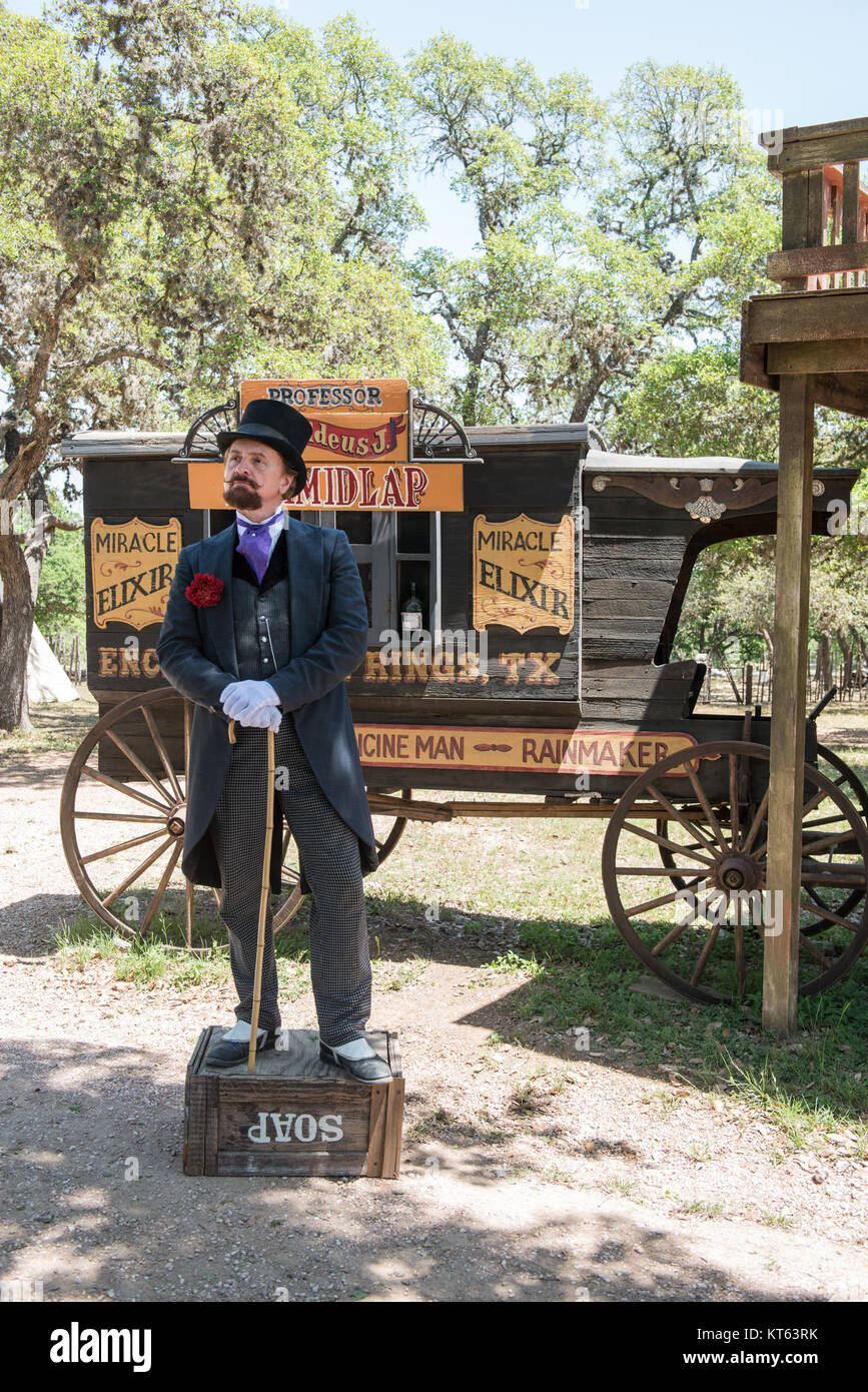 Il professor Thaddeus Schmidlap è un personaggio che rappresenta lo stereotipato "venditore di olio di serpente" in una rievocazione storica all'Enchanted Springs Ranch di Boerne, Texas. Questo personaggio riflette il colorato passato della storia della frontiera americana. Foto Stock