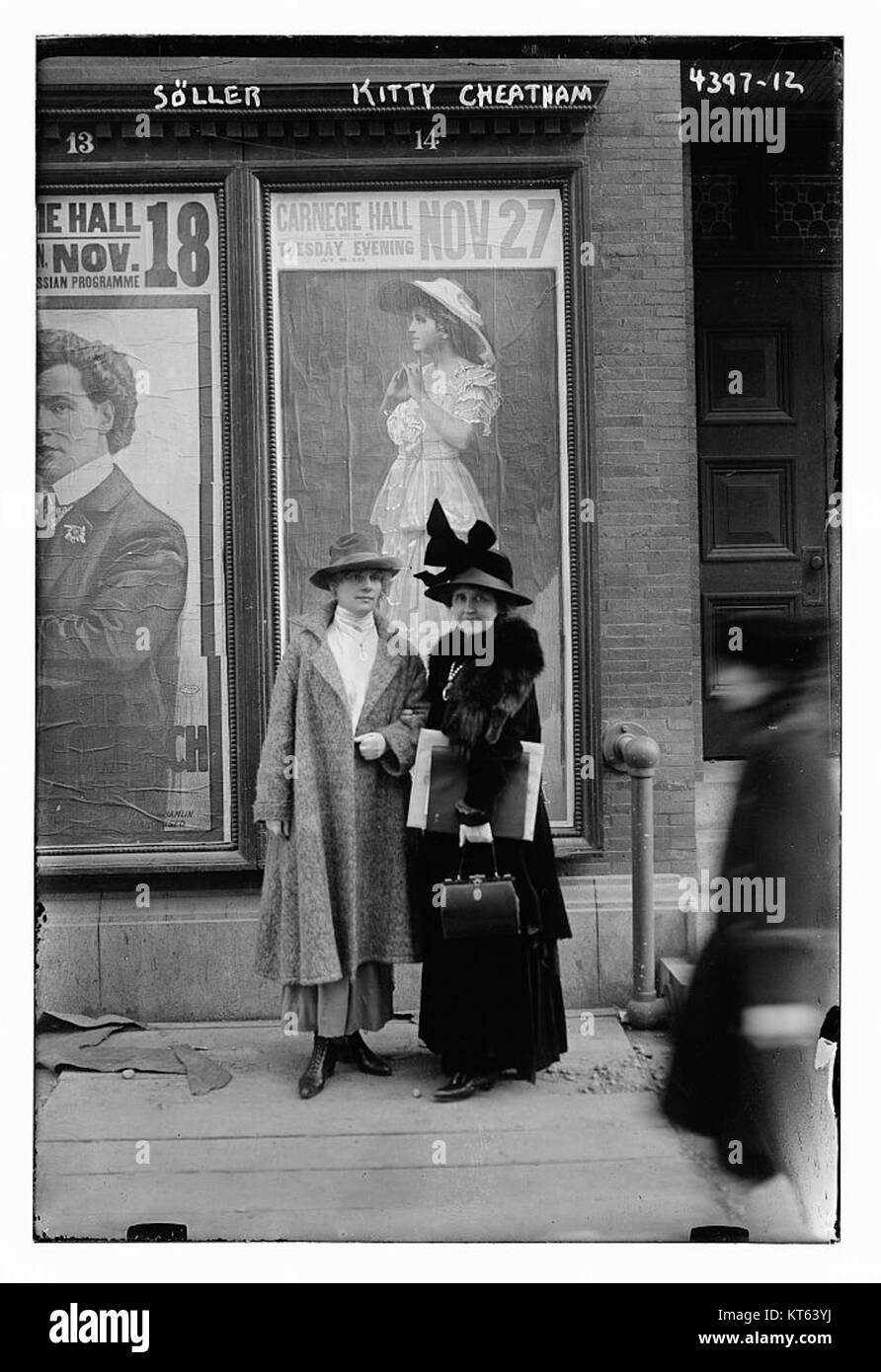 Soller & Kitty Cheatham è una fotografia che cattura l'essenza di due individui. L'immagine riflette il loro significato, forse nel contesto di un evento pubblico, di un progetto culturale o di un contesto sociale, offrendo uno sguardo sulla loro vita e sul loro contributo a un campo o a una comunità specifici. Foto Stock