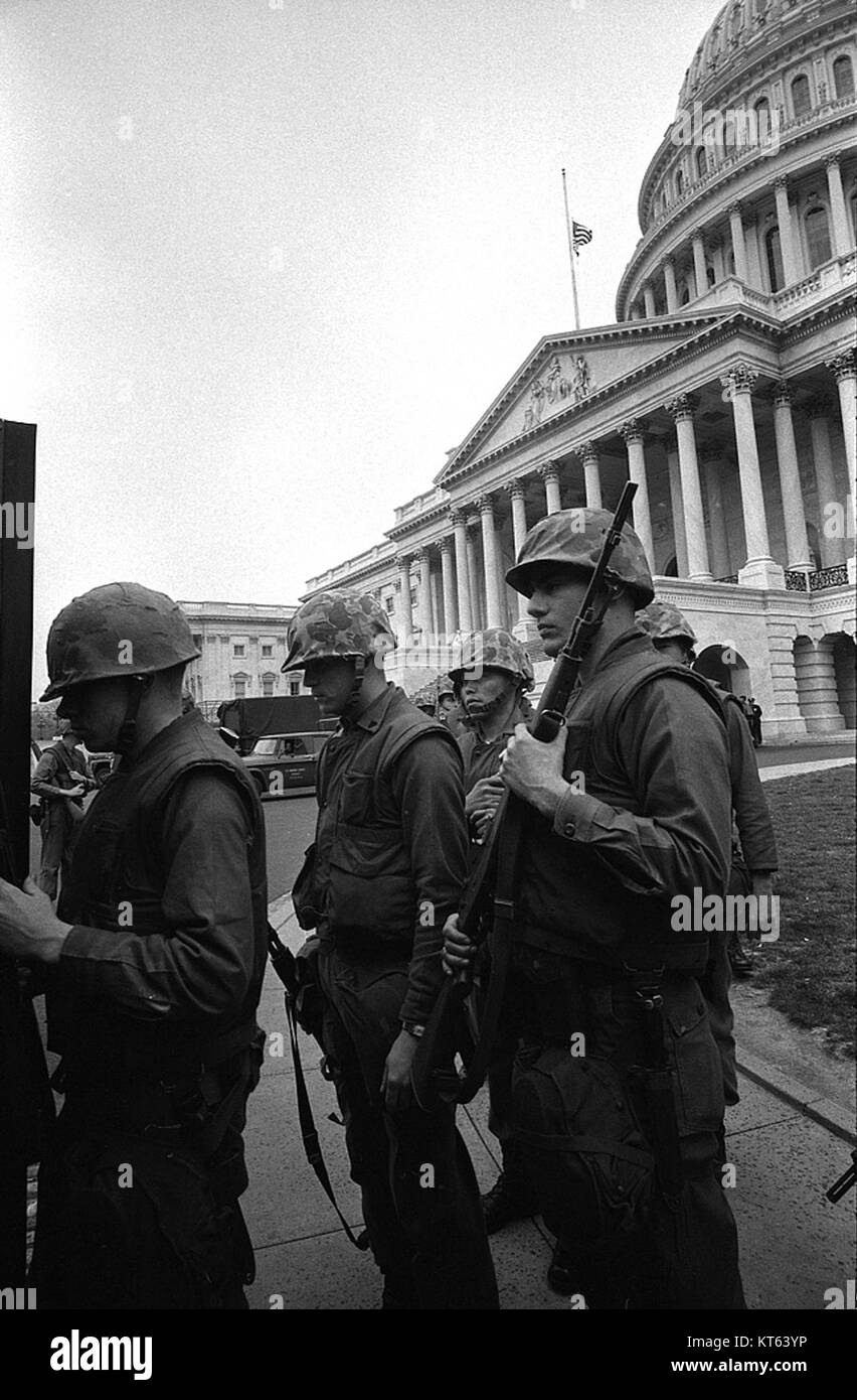 Durante i disordini del 1968, i soldati erano di stanza vicino al Campidoglio degli Stati Uniti per mantenere l'ordine. Le rivolte furono una risposta all'assassinio del dottor Martin Luther King Jr. E furono un evento significativo nel movimento per i diritti civili. Foto Stock