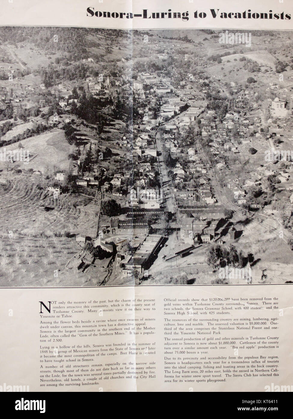 Questa foto aerea del 1936 cattura il paesaggio e lo sviluppo di Sonora, California, mostrando la struttura della città e le aree circostanti all'inizio del XX secolo. Foto Stock