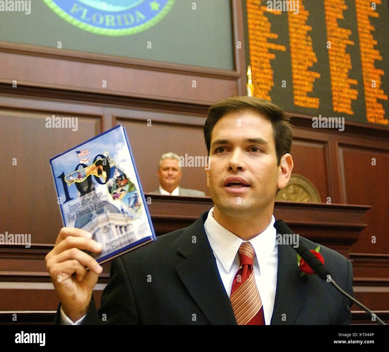 Marco Rubio, Speaker-designato, è raffigurato con un libro vuoto intitolato "100 idee innovative per il futuro della Florida", che simboleggia il suo impegno a plasmare il futuro dello stato attraverso idee innovative. Foto Stock