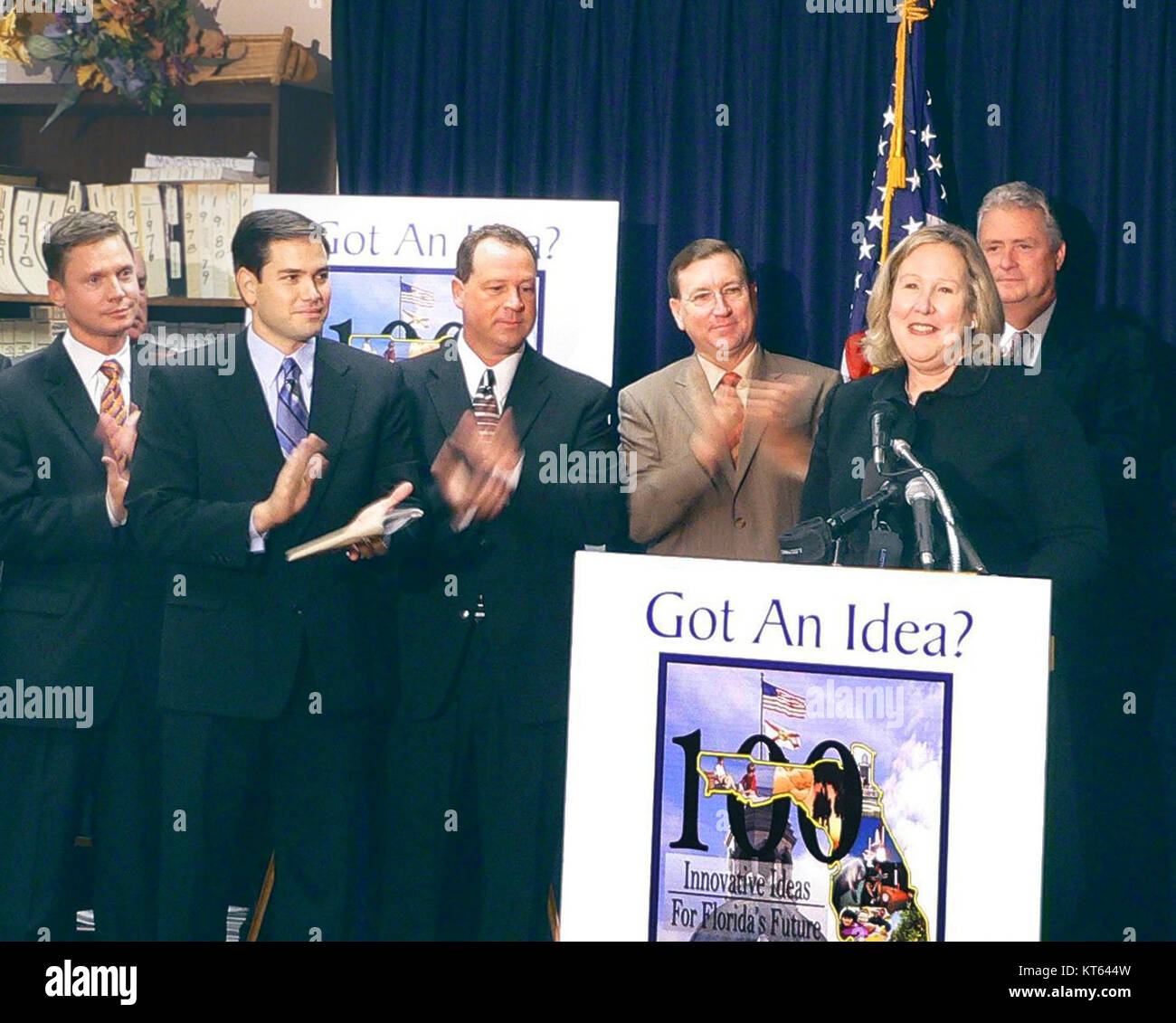 In questo momento catturato durante una sessione legislativa, il presidente designato Marco Rubio applaude il rappresentante Sheri McInvale di Orlando, annunciando il suo cambio di partito politico. Questo significa un momento chiave nel panorama politico della Florida. Foto Stock