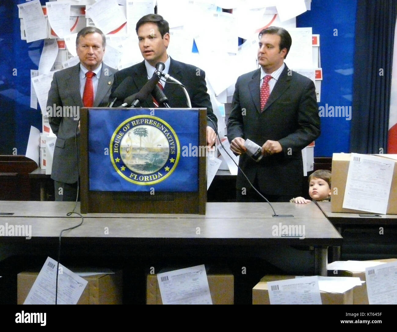 Il senatore Marco Rubio e' ritratto ad una conferenza stampa con suo figlio alla sua destra. Questo evento cattura il coinvolgimento del senatore nel discorso politico mentre è accompagnato dalla famiglia. Foto Stock