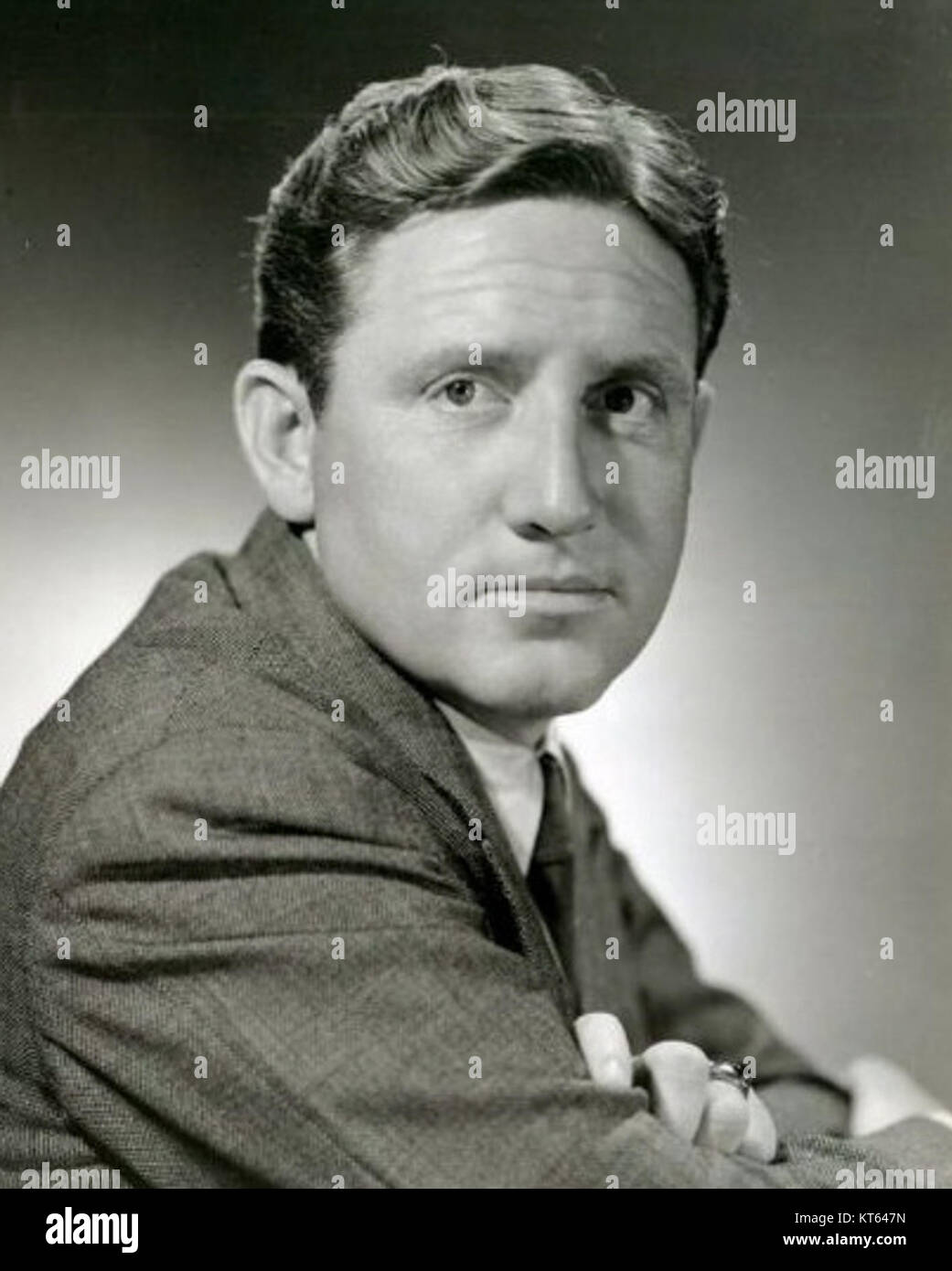Spencer Tracy (1900–1967) è stato un attore statunitense noto per il suo stile di esecuzione naturale e la sua versatilità, vincendo due premi Oscar consecutivi come miglior attore nel 1937 e nel 1938. Foto Stock