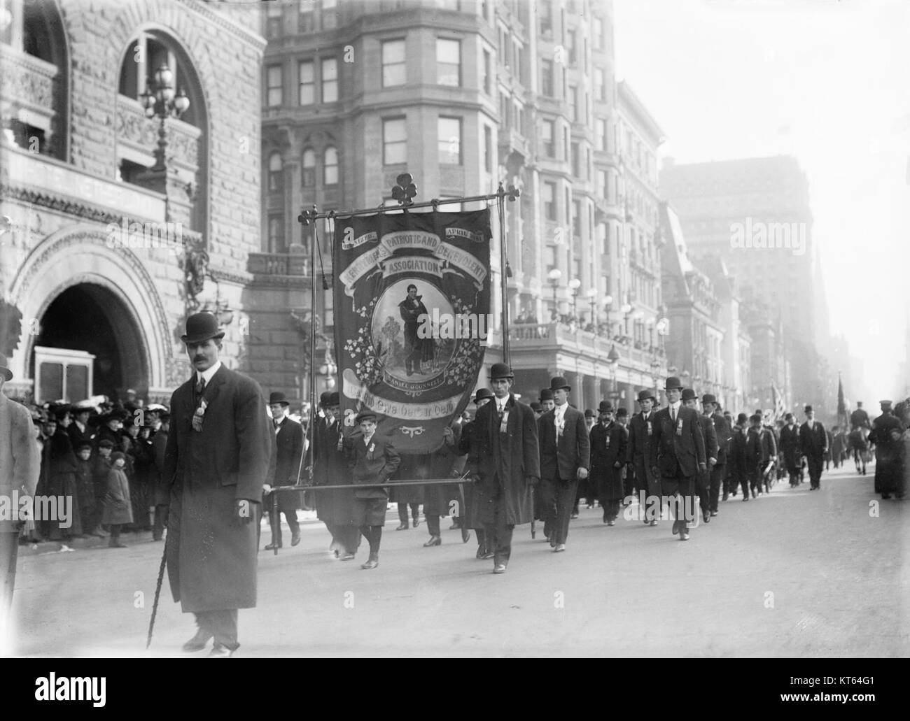 Un'immagine storica della parata del giorno di San Patrizio sulla Fifth Avenue a New York, 1909, che mostra partecipanti e spettatori in abiti tradizionali. Foto Stock