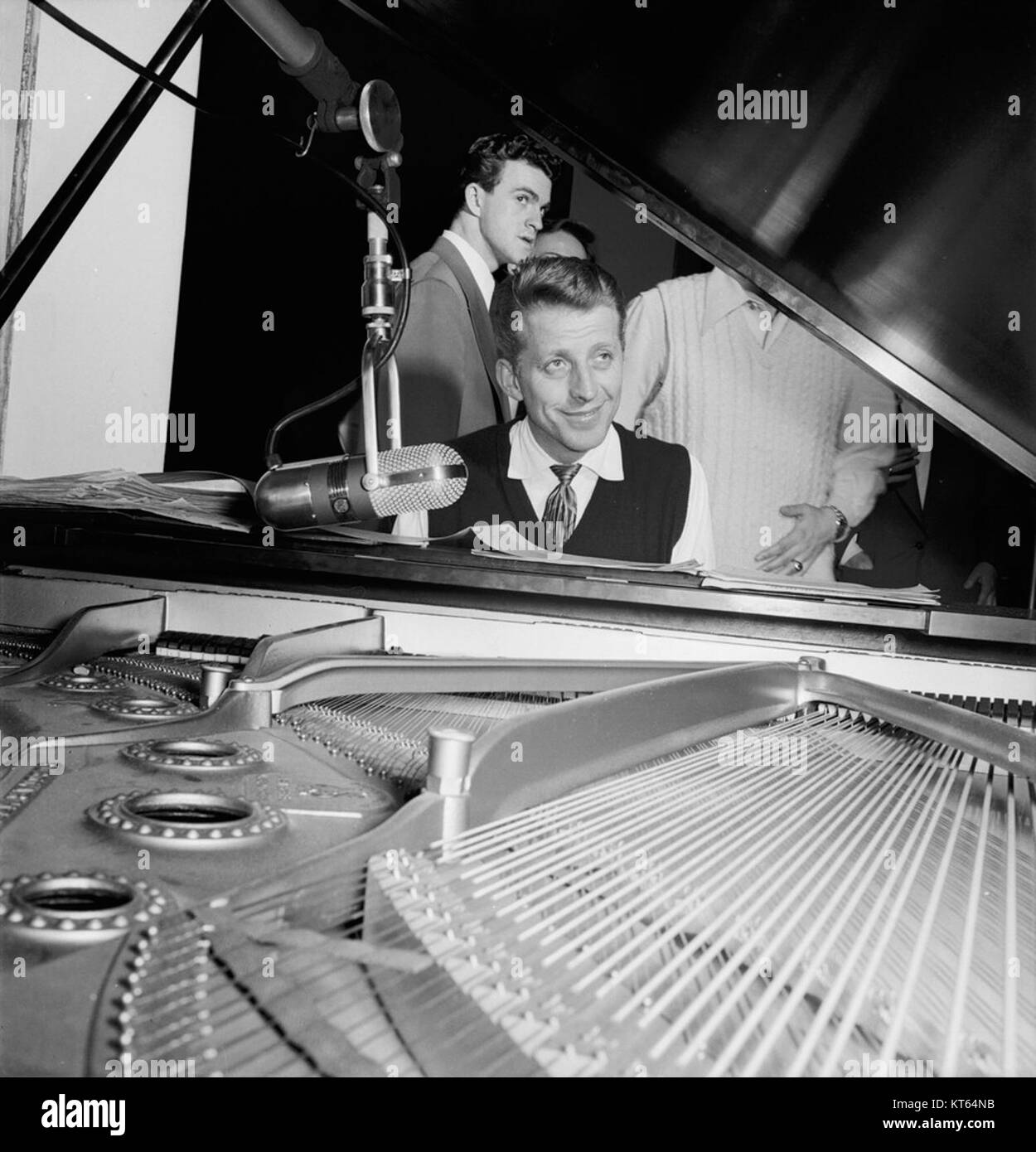 Stan Kenton, Harry Forbes e Pete Rugolo sono fotografati nello studio Capitol nel gennaio 1947. Questa immagine cattura un momento nella storia del jazz americano, riflettendo l'innovazione musicale dell'epoca. Foto Stock