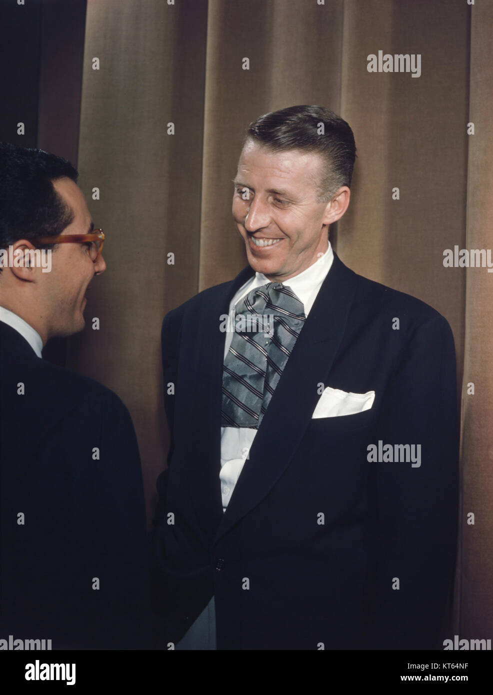 Questa fotografia del 1947 o del 1948 mostra i musicisti jazz Stan Kenton e Pete Rugolo. Kenton, un importante bandleader e compositore, ha collaborato con Rugolo, un noto arrangiatore e compositore, durante l'era del jazz del dopoguerra, dando forma alla big band e ai movimenti del jazz progressivo. Foto Stock