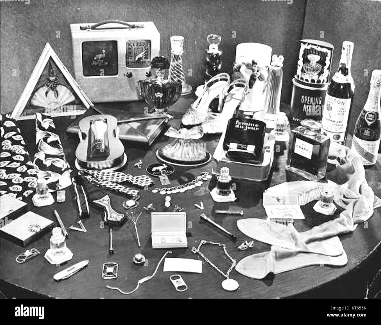 Fotografia di regali presentati ai clienti dello Stork Club di New York dal proprietario Sherman Billingsley nel novembre 1944. Billingsley era noto per la sua stravagante generosità, spendendo oltre 100.000 dollari all'anno in articoli come compatti con diamanti, profumi e persino automobili per attirare e mantenere la clientela delle celebrità. Foto Stock