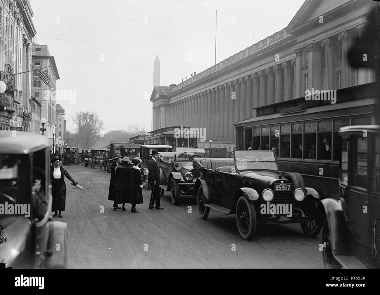 Una vivace scena di strada con il Monumento a Washington visibile sullo sfondo, che cattura l'atmosfera vivace della zona di Washington, D.C. Foto Stock