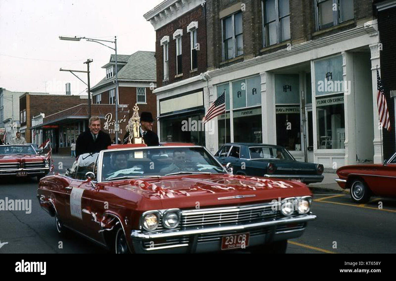 Questa immagine cattura scene di strada degli anni '1950-'60, mostrando la Northwestern High School a West Salem, Ohio. La foto riflette il ruolo storico della scuola nella comunità locale durante questo periodo. Foto Stock