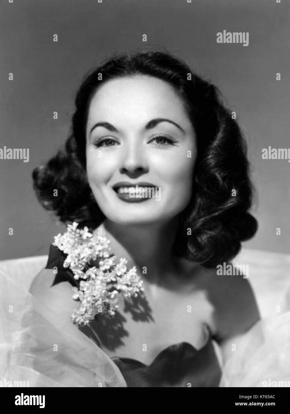 Ann Blyth, un'attrice americana, è nota per i suoi ruoli di primo piano nel cinema della metà del XX secolo, con questa immagine che cattura la sua personalità pubblica e gli sforzi promozionali durante la sua carriera. Foto Stock