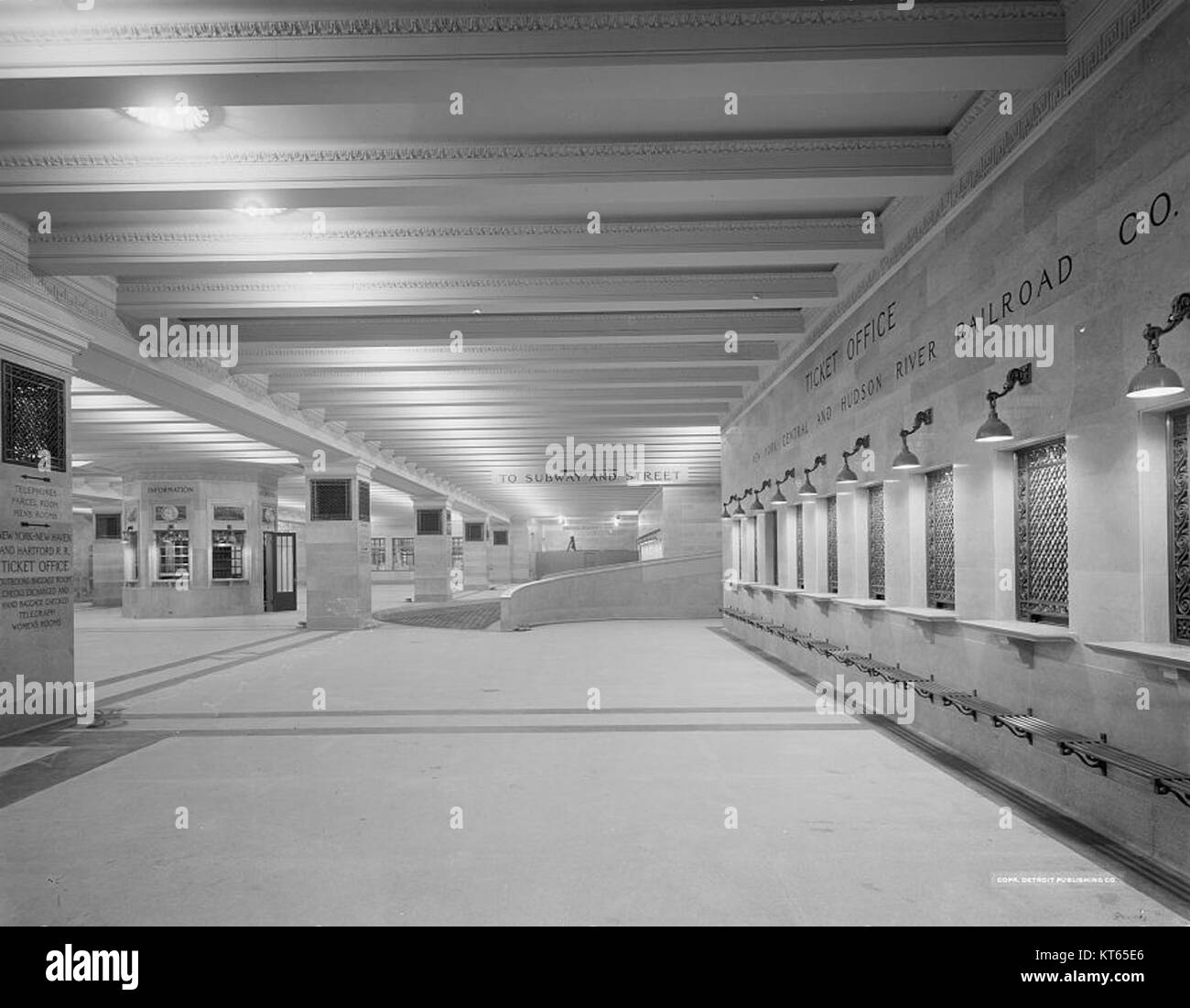 L'atrio suburbano presso il Grand Central Terminal di New York City è un importante snodo dei trasporti che collega i pendolari dai sobborghi alla città, offrendo uno spazio affollato e organizzato. Foto Stock