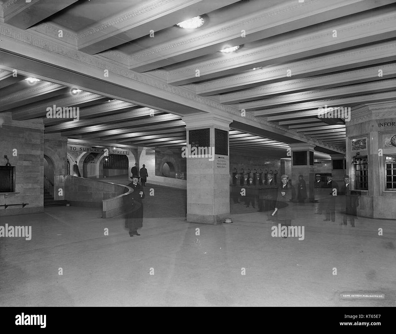 Questa immagine mostra l'atrio suburbano con una rampa al Grand Central Terminal di New York City, che cattura una parte fondamentale delle caratteristiche architettoniche e di trasporto della stazione. Foto Stock