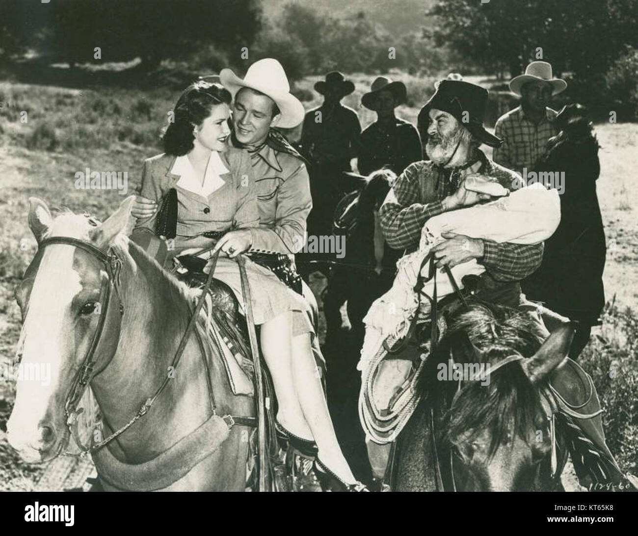 "Sunset Serenade" (1942) è un classico film americano che cattura una storia romantica e musicale. Questo include ancora scene chiave del film, che riflettono il suo significato culturale nei primi anni '1940 del cinema americano. Foto Stock