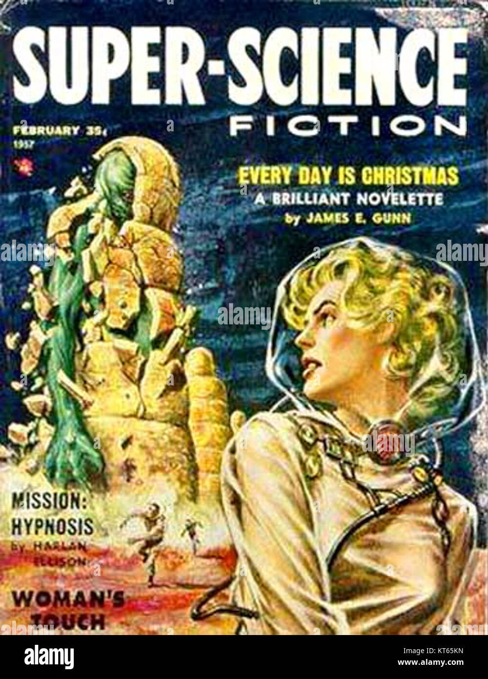 "Super Science Fiction" (1957) è una rivista di fantascienza vintage che mostra storie e arte che riflettono il genere popolare della fantascienza della metà del XX secolo. Mette in evidenza i temi chiave dell'esplorazione spaziale, della tecnologia e dei concetti futuristici. Foto Stock