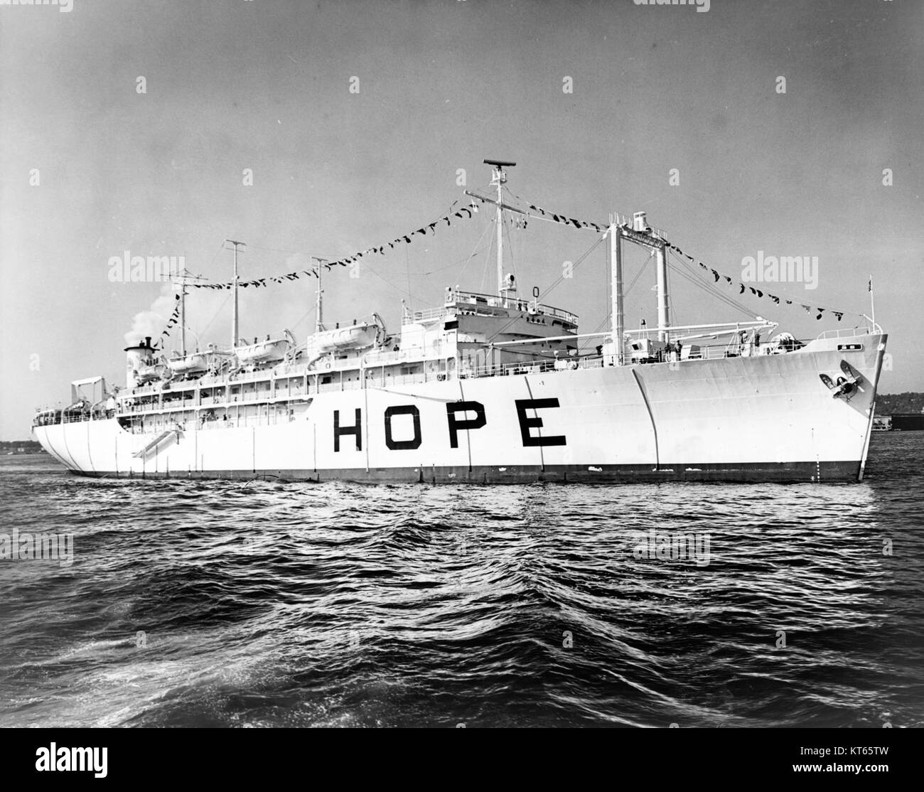 La S.S. Hope era una nave ospedaliera utilizzata per missioni mediche durante gli anni '1960, fornendo assistenza sanitaria e aiuti alle popolazioni sottoservite. La sua missione era fondamentale per fornire assistenza medica ai paesi bisognosi. Foto Stock
