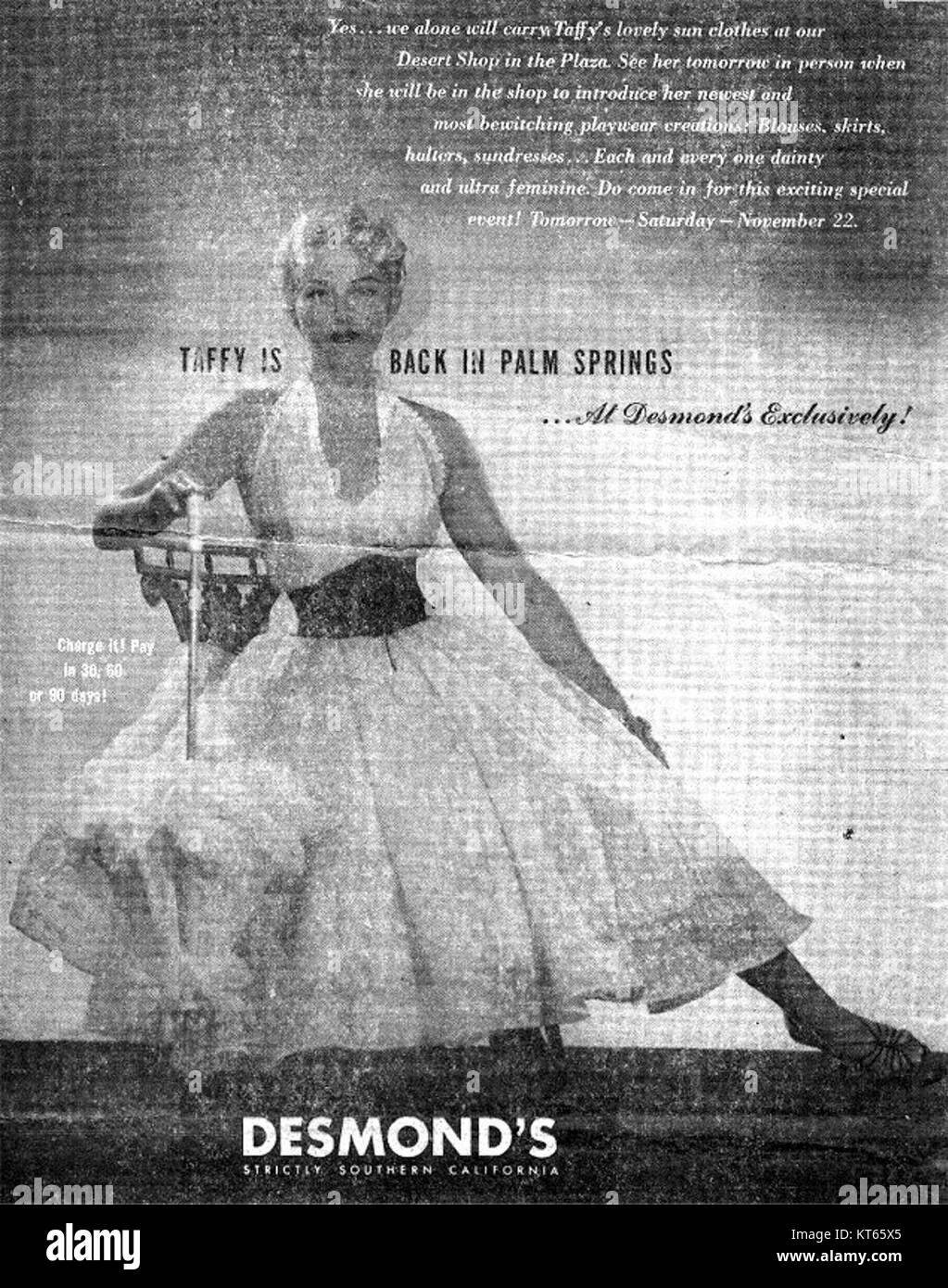 L'annuncio pubblicitario del 1956 "Taffy at Desmond's" mette in evidenza un prodotto o un servizio popolare dell'epoca, mostrando le strategie di marketing del marchio e il suo posto nella cultura pubblicitaria americana della metà del secolo. Foto Stock