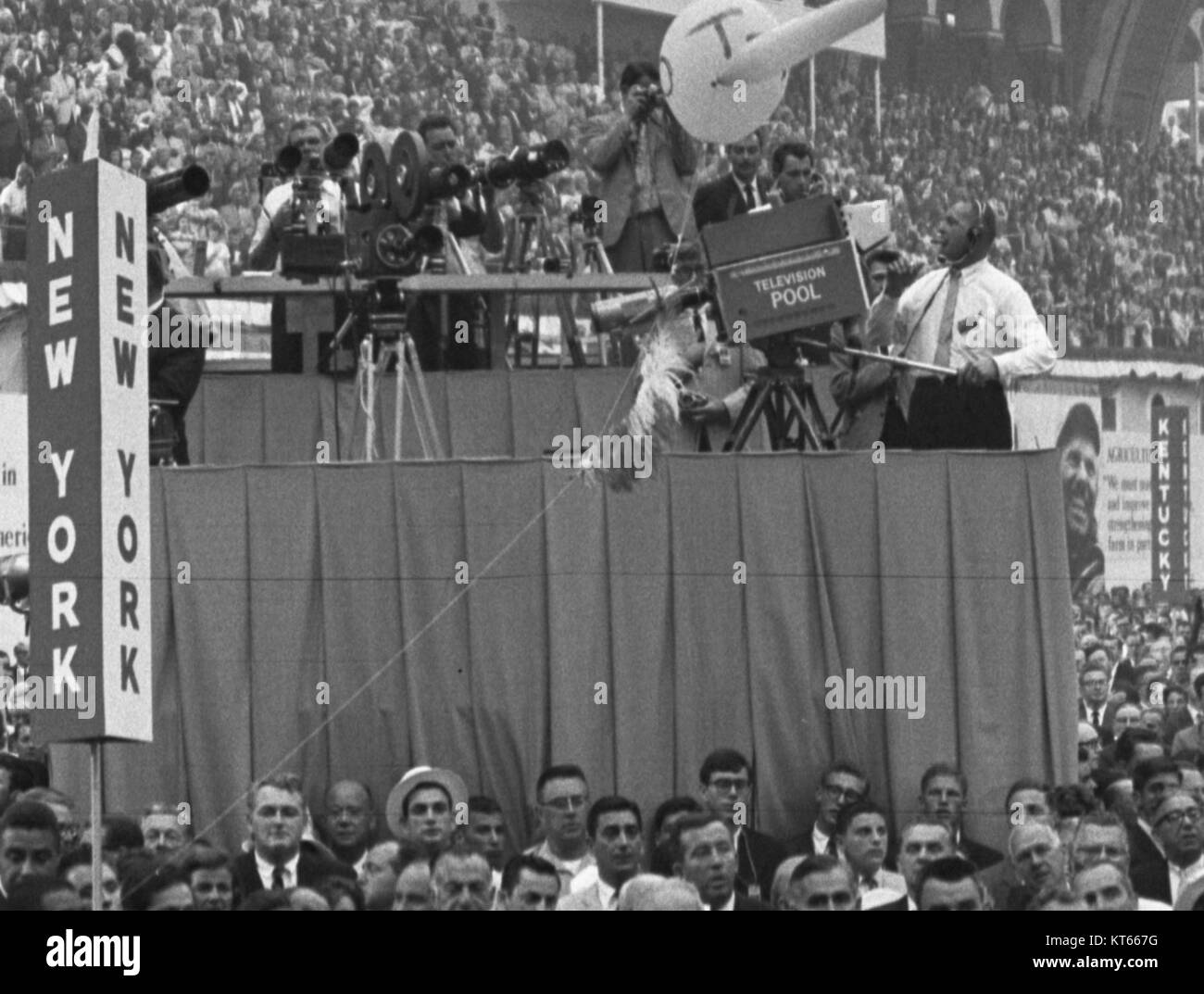 Le telecamere in piscina sono state create per coprire eventi chiave durante la Convention Nazionale Democratica del 1964 (DNC), un evento politico significativo negli Stati Uniti. Foto Stock Le telecamere in piscina sono state create per coprire eventi chiave durante la Convention Nazionale Democratica del 1964 (DNC), un evento politico significativo negli Stati Uniti. Foto Stock