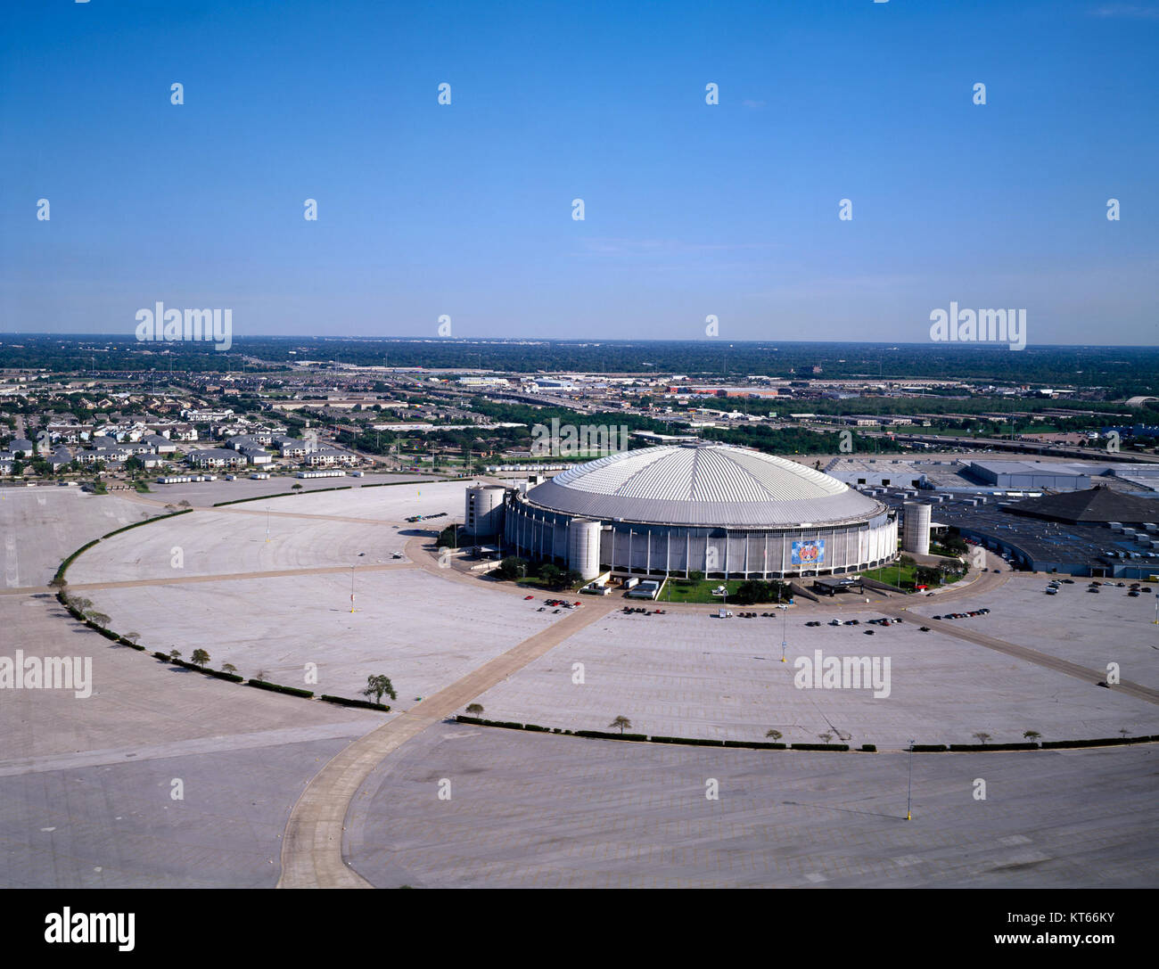 L'Astrodome, un luogo iconico per lo sport e l'intrattenimento a Houston, Texas, è noto per il suo tetto a forma di cupola unico e il significato storico degli sport americani. Foto Stock