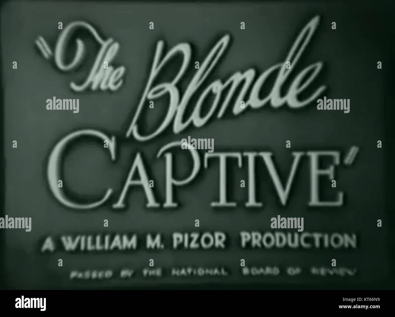 The Blonde Captive (1931) è un film drammatico statunitense pre-Code. Presenta temi di prigionia, sopravvivenza e avventura, con un focus su una giovane donna che rimane intrappolata su un'isola deserta e la sua lotta per la sopravvivenza. Foto Stock