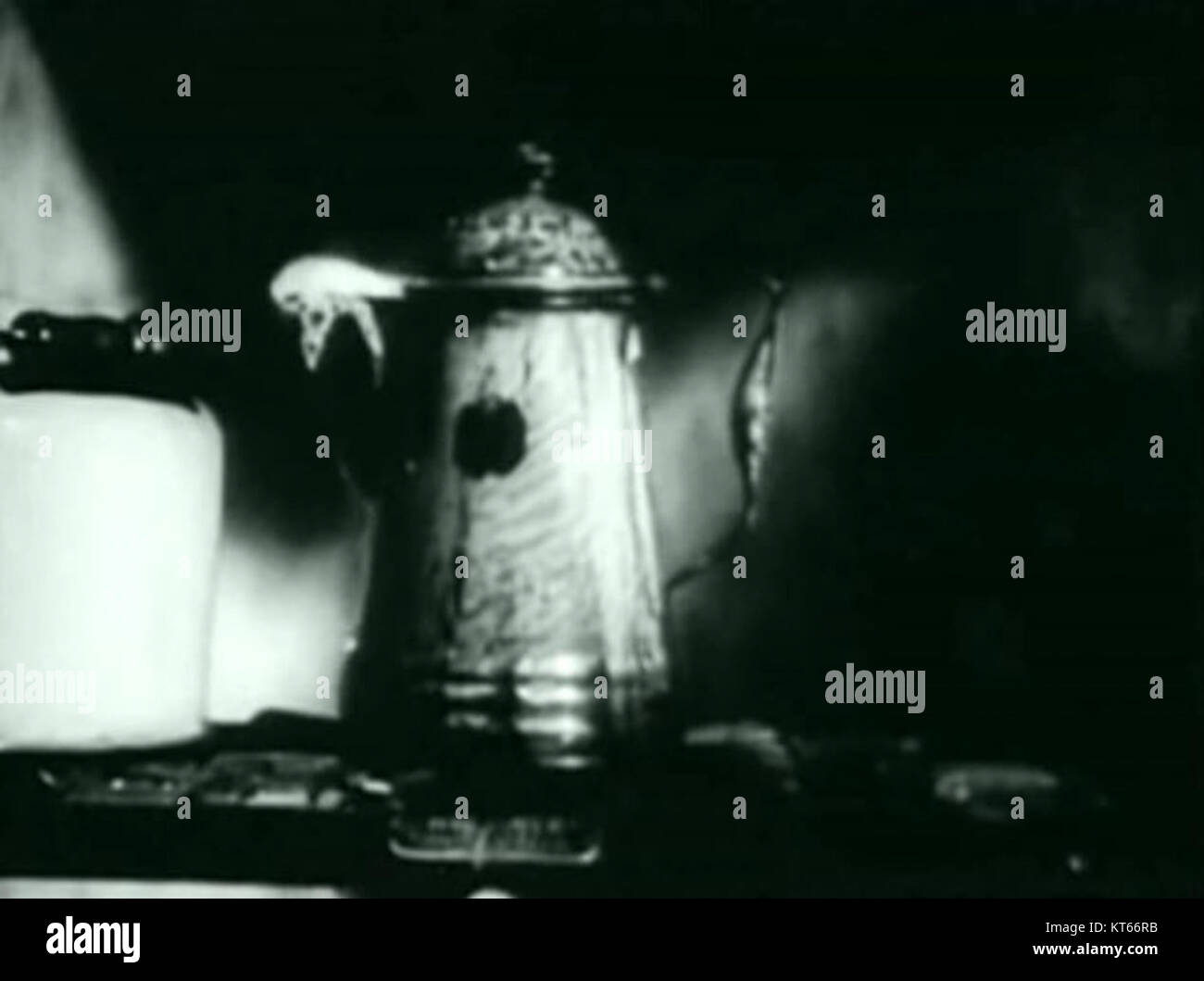 "The Cocaine Fiends" è un film del 1935, noto anche come "The Pace That Kills". Il "Coffee Pot" si riferisce probabilmente a una scena del film, nota per la sua rappresentazione della tossicodipendenza e la sua narrazione sensazionalista. Foto Stock