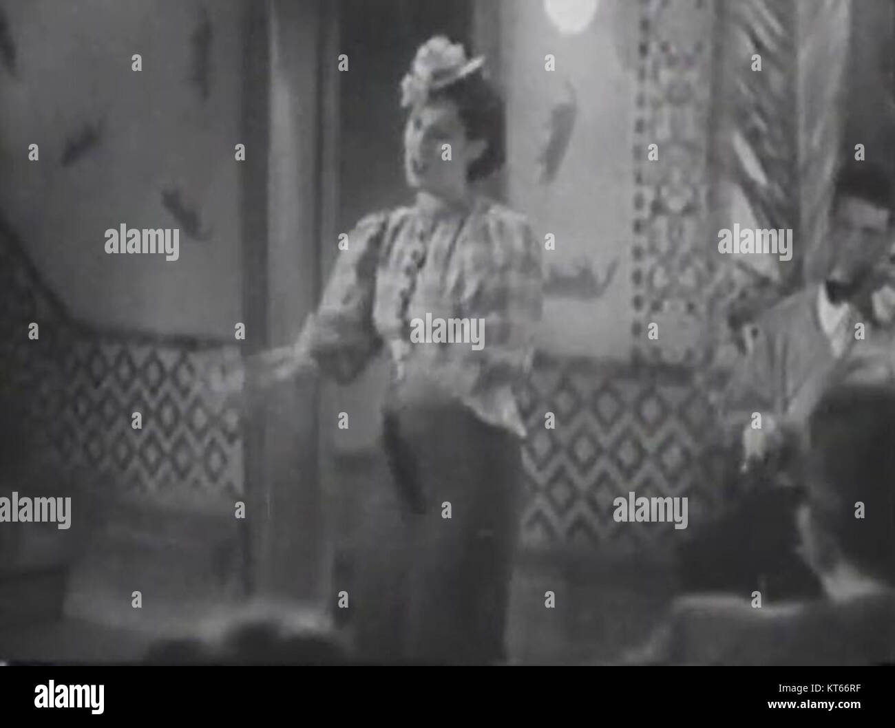 The Cocaine Fiends è un film statunitense del 1935 diretto da Nona Lee. Il film tratta i pericoli della tossicodipendenza e il suo impatto sugli individui, con particolare attenzione agli effetti della cocaina. Faceva parte del primo genere cinematografico volto alla consapevolezza sociale riguardo all'uso di droghe e alla dipendenza. Foto Stock