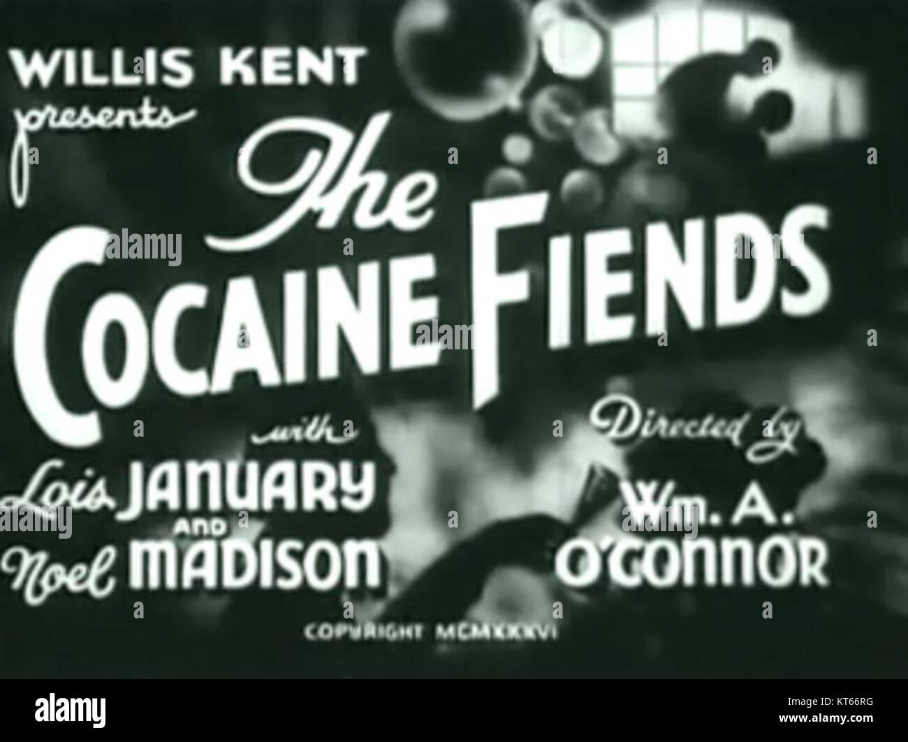 "The Cocaine Fiends" è un film del 1935 che esplora i pericoli della tossicodipendenza, in particolare l'uso di cocaina, attraverso una narrazione drammatica. Il film riflette le questioni sociali e i timori dell'epoca riguardo alla dipendenza e all'abuso di sostanze. Foto Stock