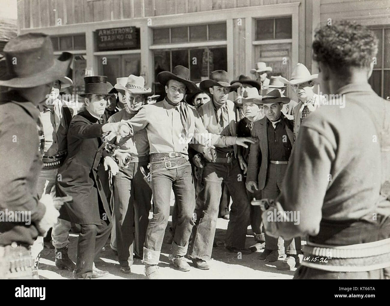 Un'immagine del film del 1935 "The Dawn Rider" cattura un momento dal film di genere western. Il film, con John Wayne, esplora temi di vendetta e giustizia nella frontiera americana. Foto Stock