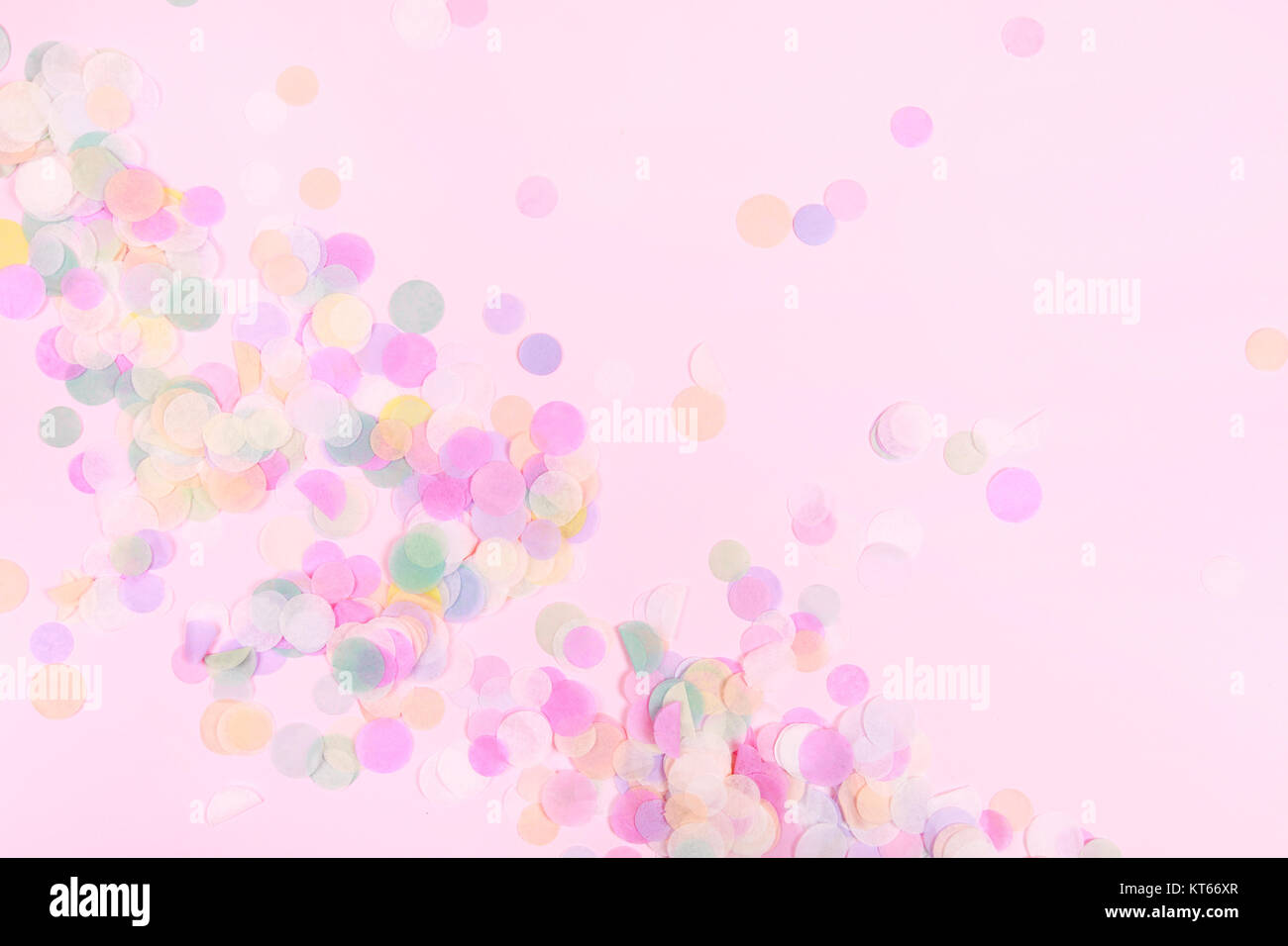 La vibrante coriandoli pastello su sfondo rosa Foto Stock