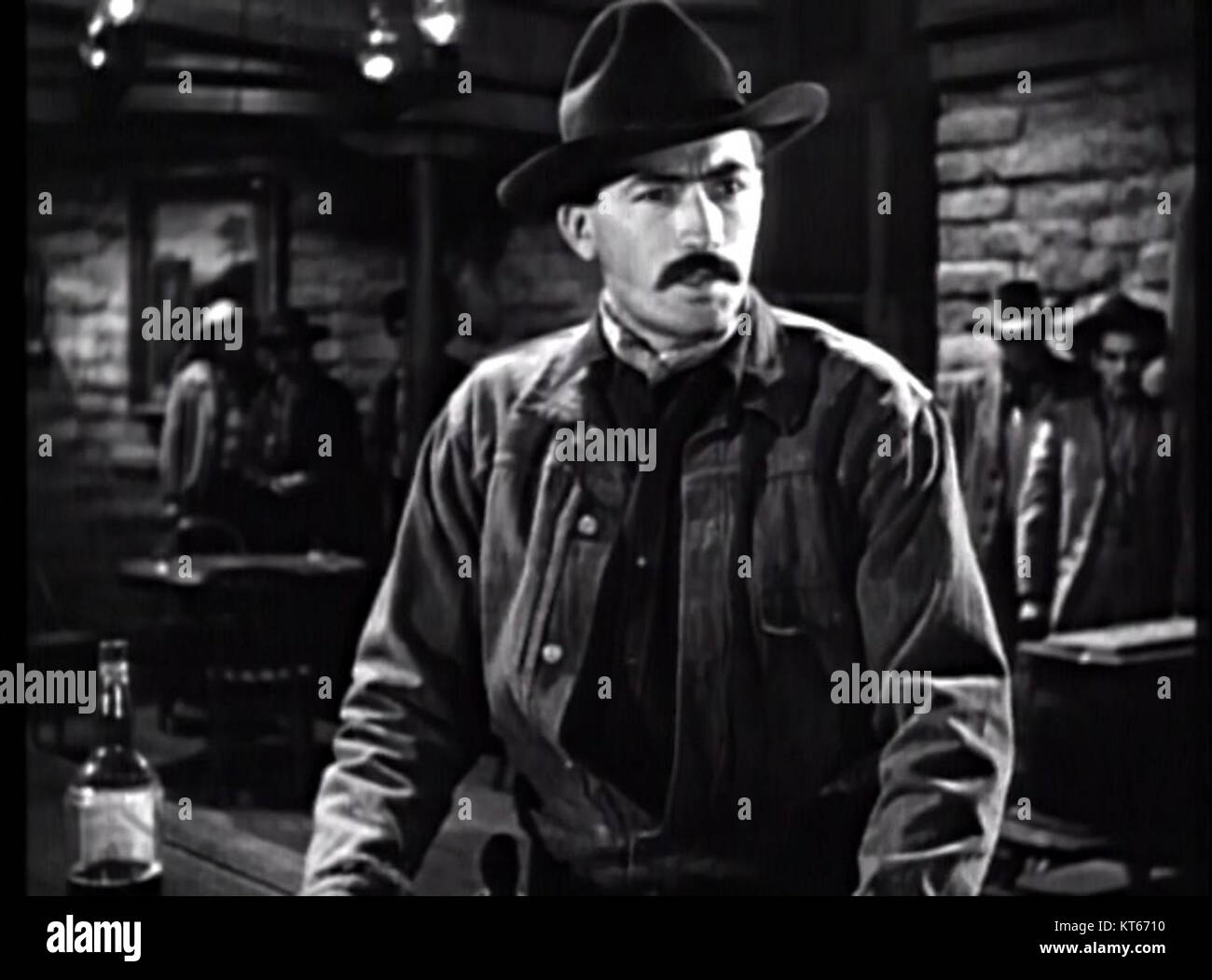 "The Gunfighter" è un classico film WESTERN che mostra temi di conflitto, eroismo e frontiera. Questo particolare riferimento può evidenziare una scena o un elemento specifico del film. Foto Stock