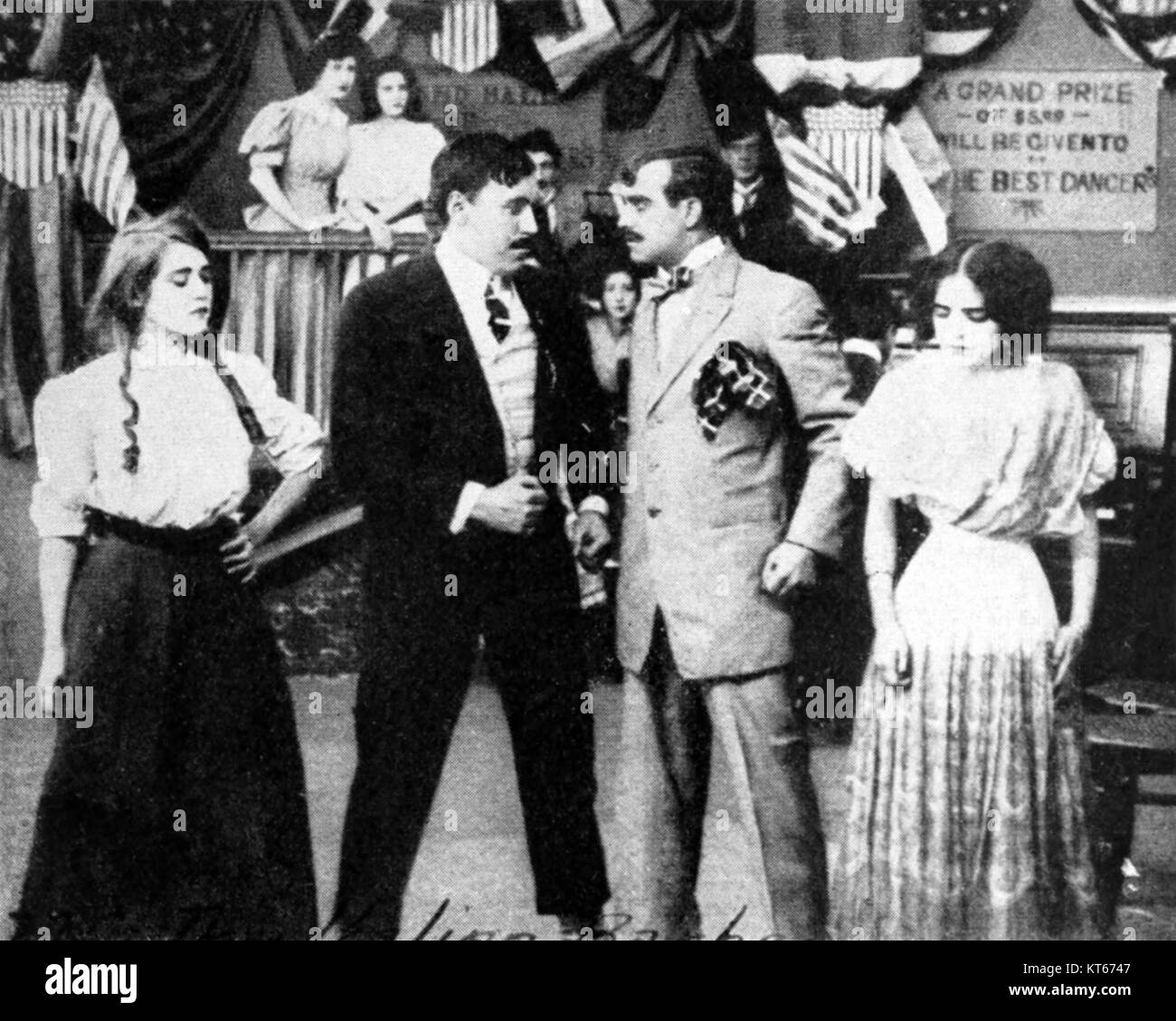 *The Italian Barber - A History of the Movies* ripercorre l'evoluzione del cinema in Italia, concentrandosi sulla sua iconica industria cinematografica e sulla sua influenza sulla cultura cinematografica globale. Esplora le pietre miliari, i registi e i generi principali. Foto Stock