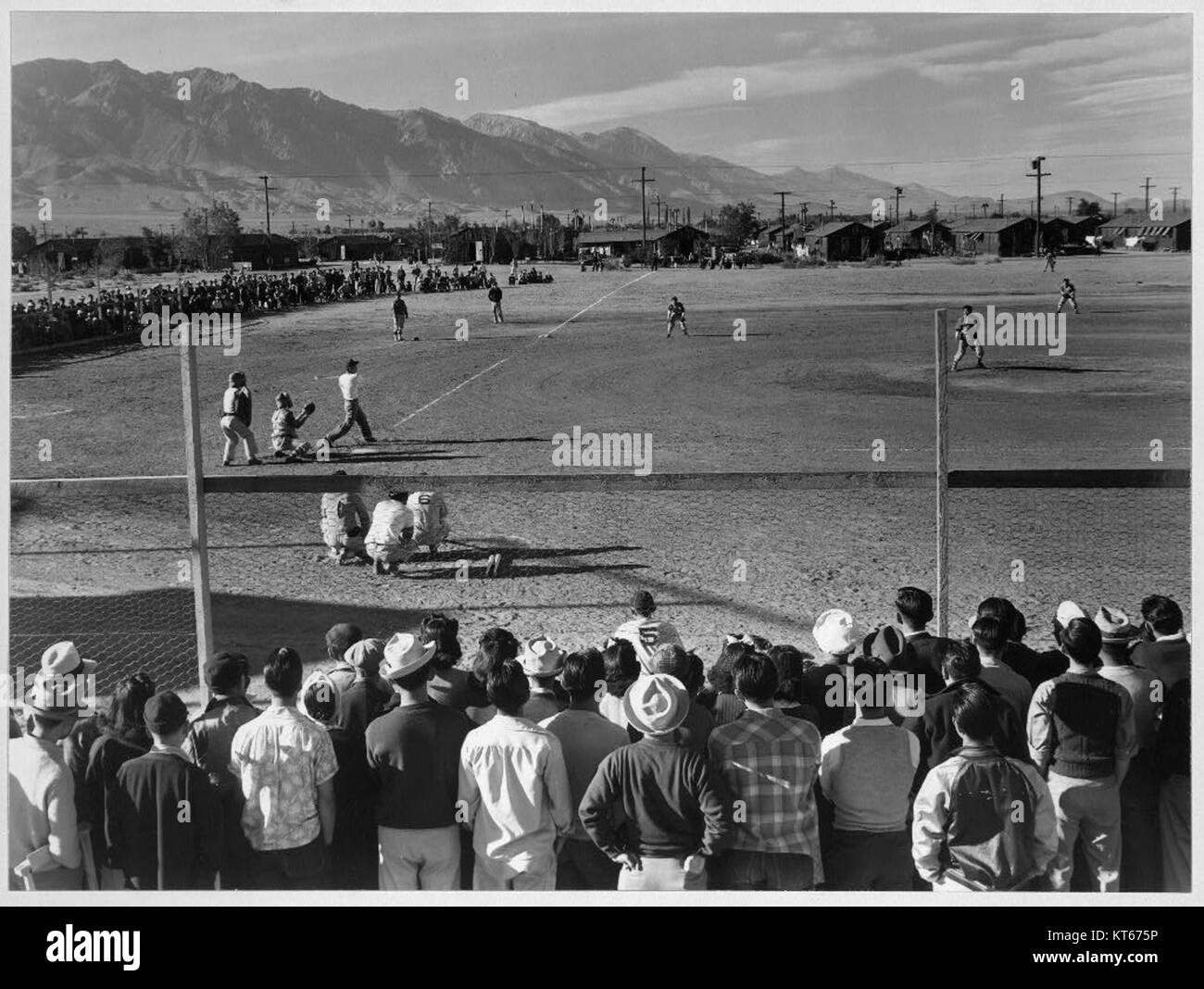 Questa fotografia storica raffigura una partita di baseball al Manzanar Relocation Center in California, un luogo in cui i giapponesi americani furono internati durante la seconda guerra mondiale Foto Stock
