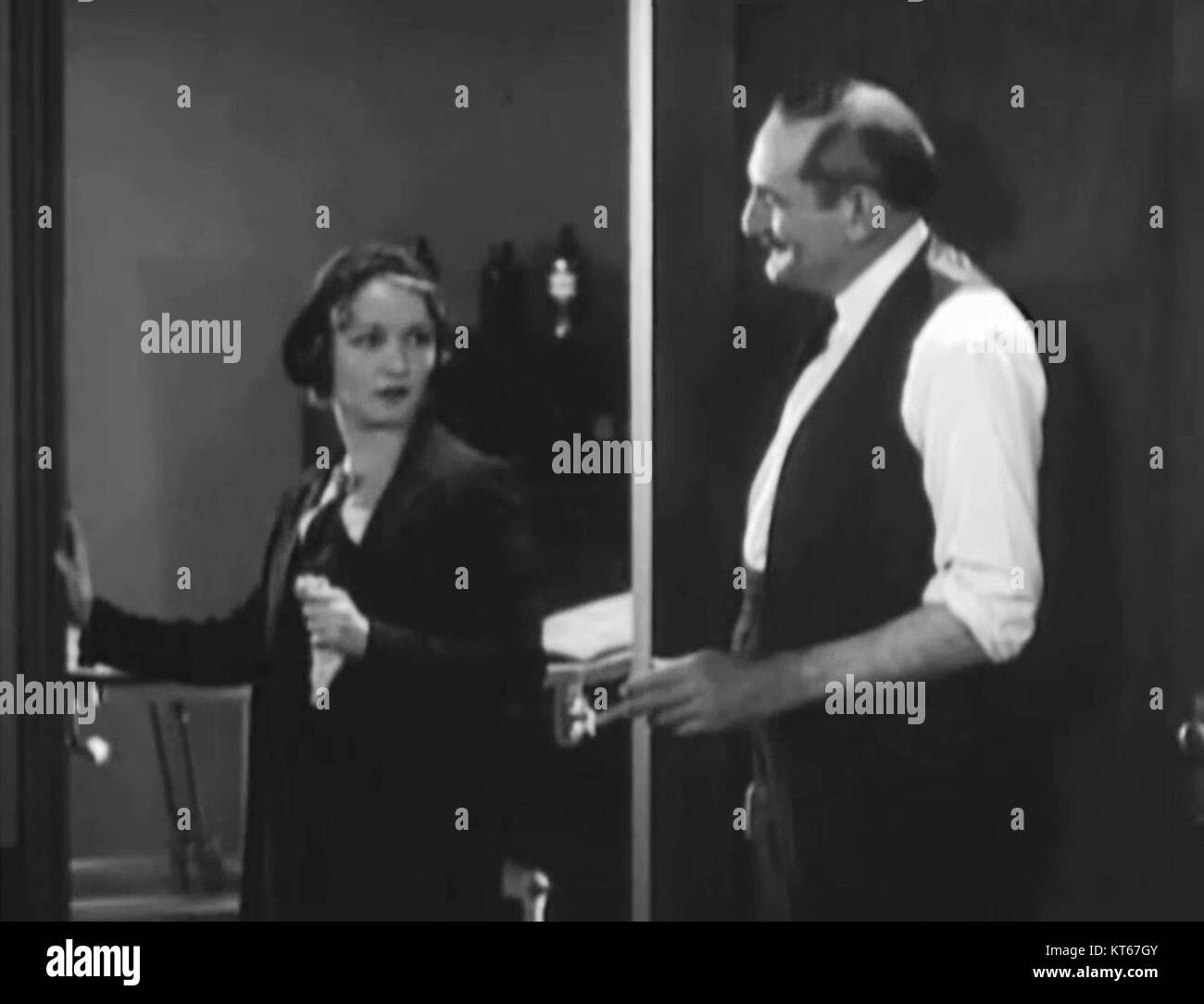 The Road to Ruin (1934) è un film drammatico con Helen Foster e Theodore Lorch. Il film esplora temi della moralità, delle pressioni sociali e delle conseguenze delle azioni di oneÂ, popolari nell'era pre-codice di Hollywood. Foto Stock