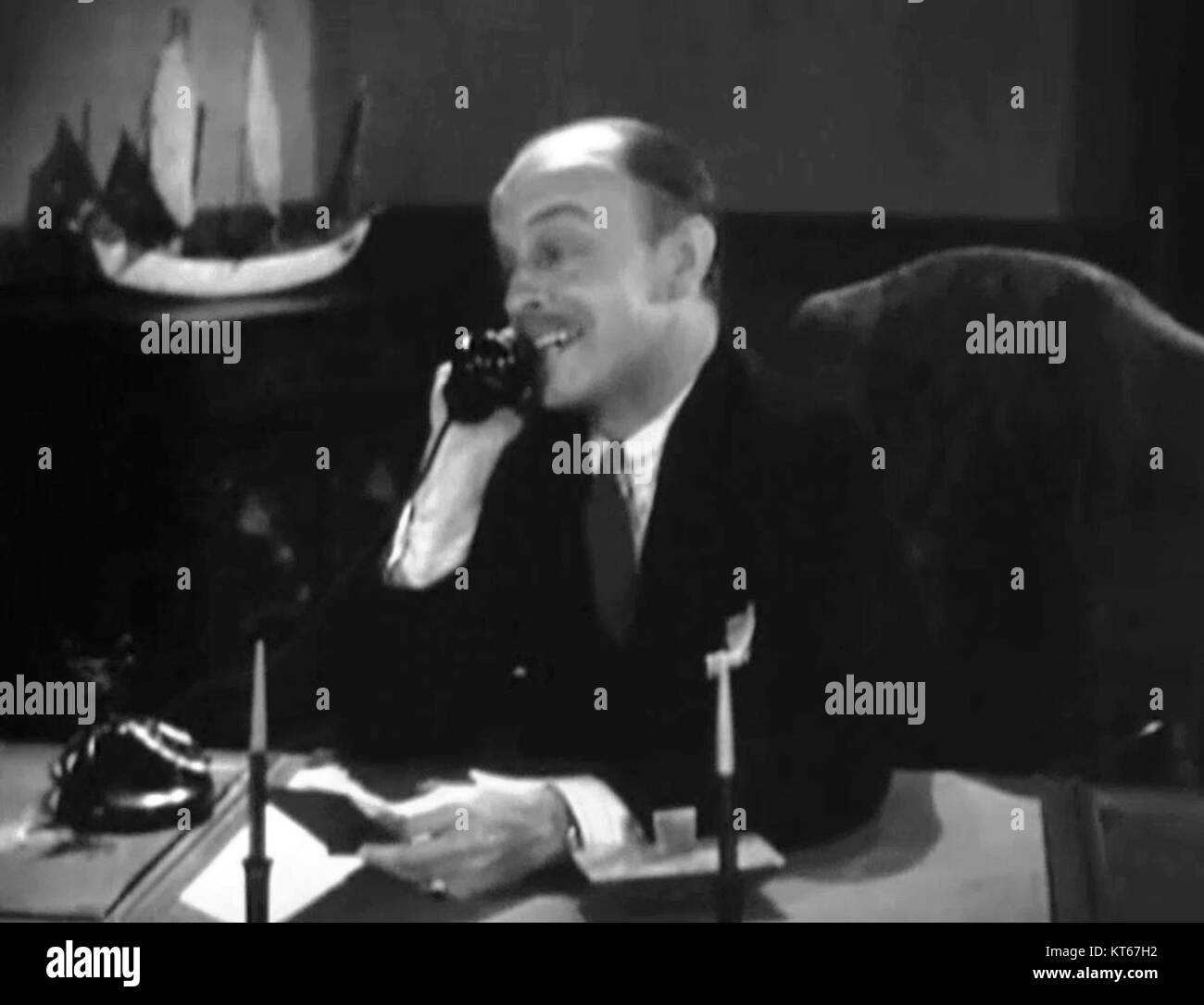 "The Road to Ruin" (1934) è un classico film statunitense diretto da Neal Pratt, che affronta temi di questioni sociali e conseguenze morali. Il film cattura le lotte dei suoi personaggi, riflettendo le preoccupazioni sociali dell'epoca. Foto Stock