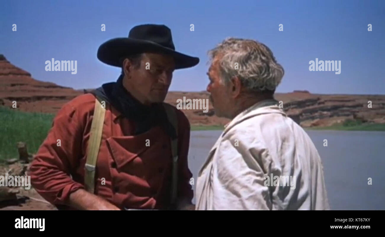 Screenshot del film del 1956 "The Searchers", che mostra John Wayne come il personaggio iconico Ethan Edwards, un momento cruciale del film WESTERN. Foto Stock
