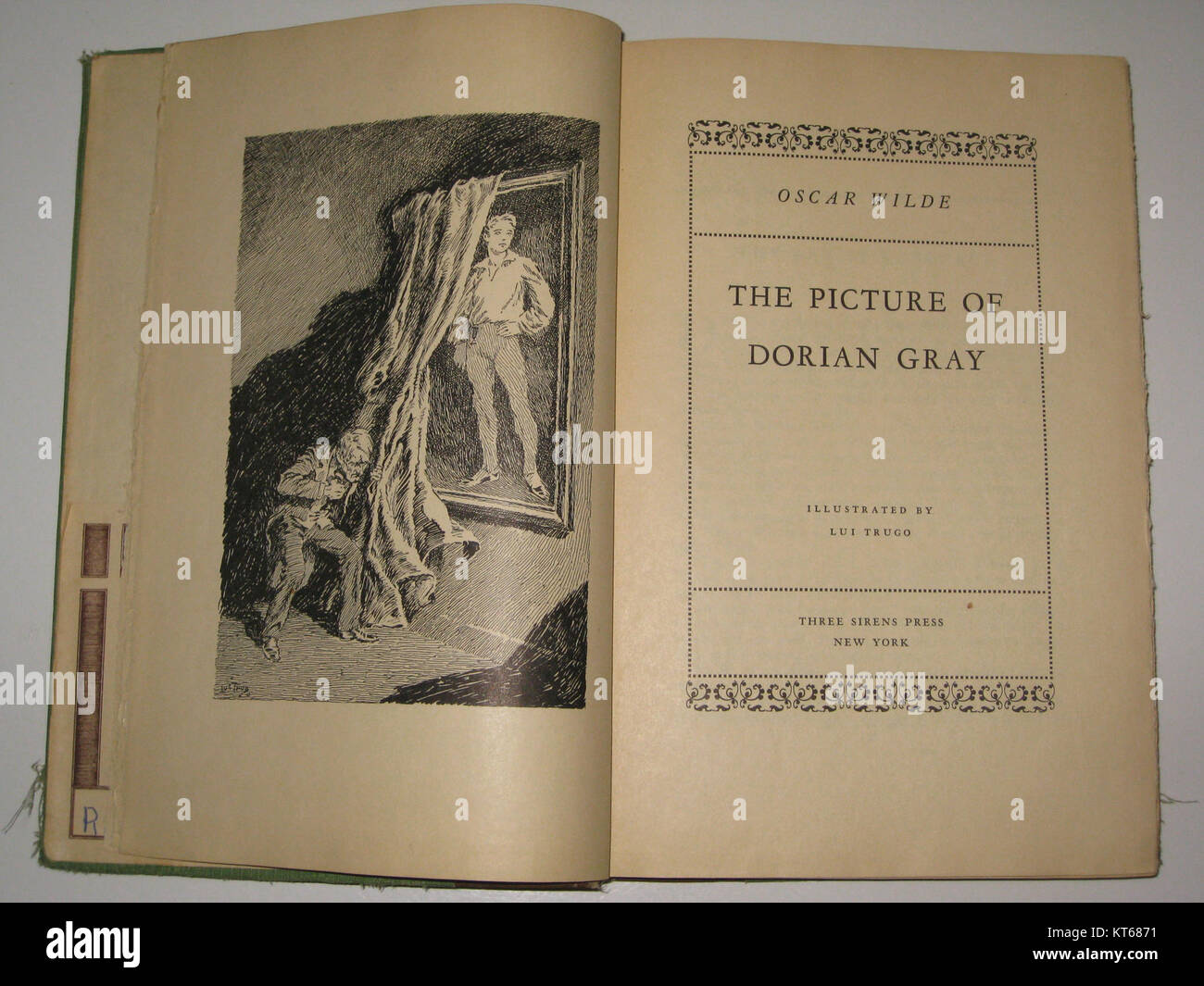 L'edizione *Three Sirens Press* di *The Picture of Dorian Gray* presenta un design unico, che offre una nuova prospettiva sul famoso romanzo di Oscar Wilde sulla vanità, la giovinezza e la corruzione morale. Foto Stock