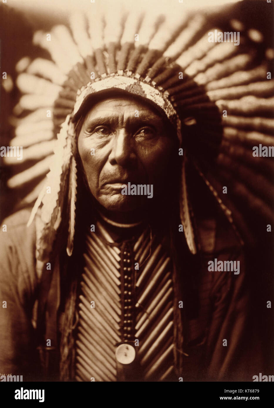 "Three Horses" è una fotografia di Edward S. Curtis, scattata nel 1905, che raffigura tre cavalli in un ambiente naturale. Riflette il lavoro di Curtis che documenta la cultura e la vita dei nativi americani all'inizio del XX secolo. Foto Stock